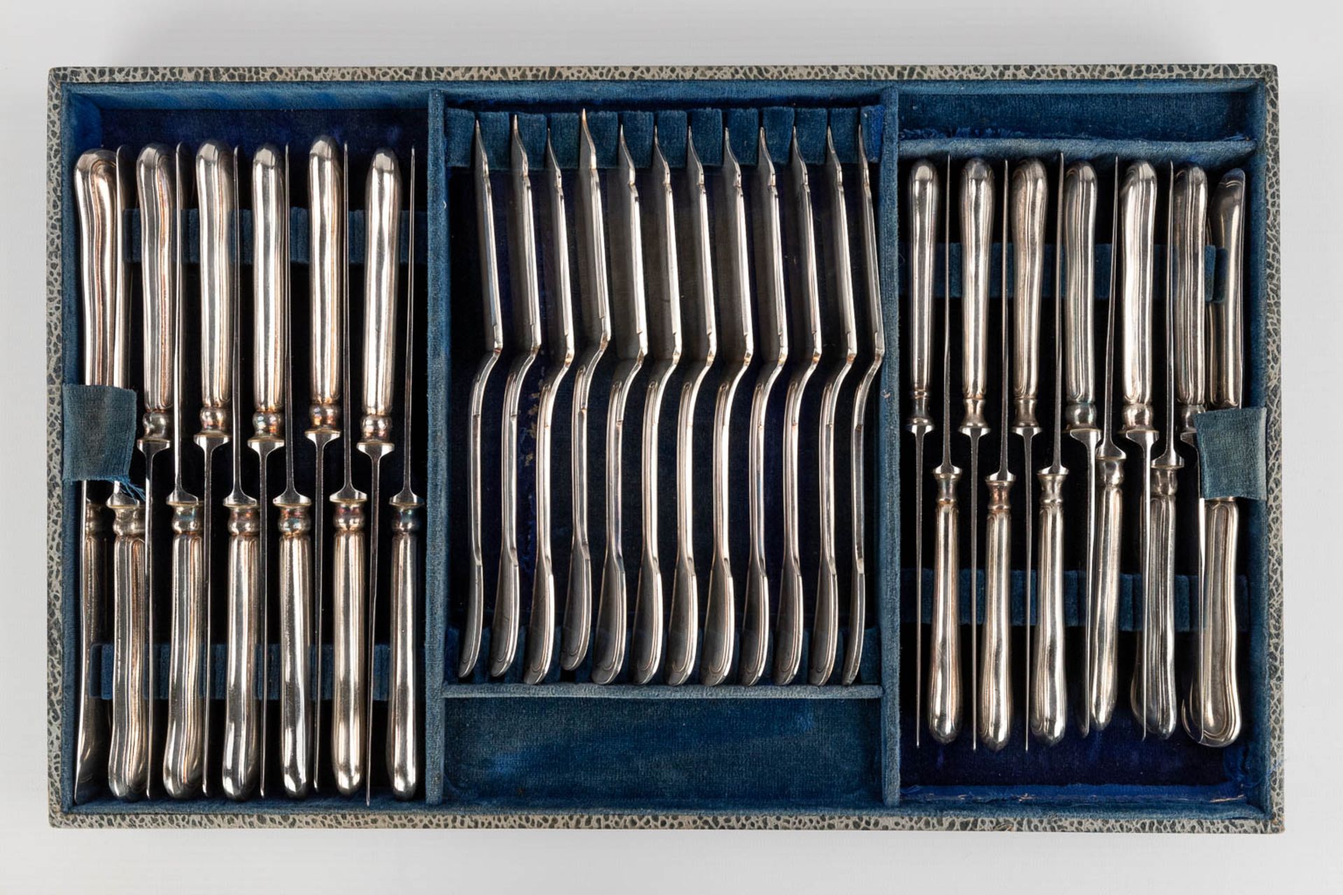 A silver-plated cutlery set in a chest, Wiskemann and Orfèverie de Mouroux. (D:30 x W:49 x H:17 cm) - Bild 15 aus 16