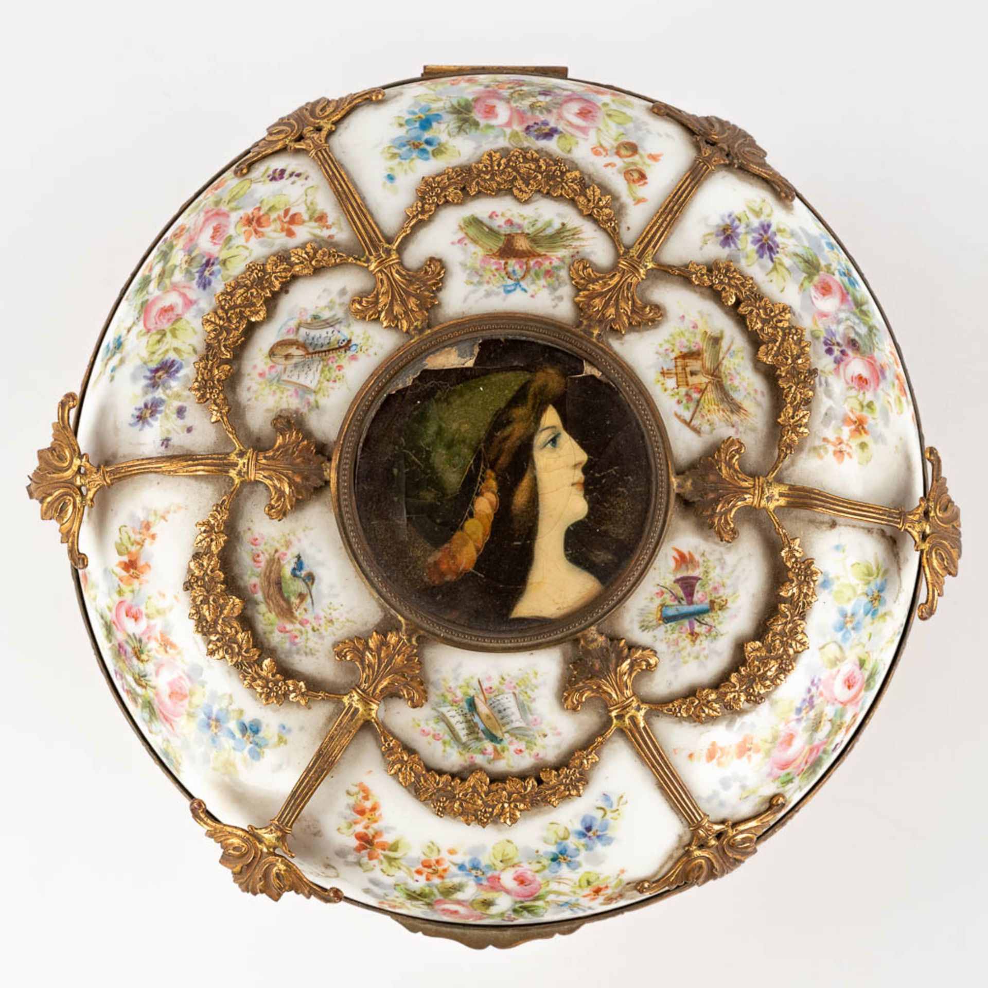 A porcelain Jewelry box, porcelain mounted with bronze. hand-painted flower decor. (H:12 x D:21 cm) - Image 6 of 12