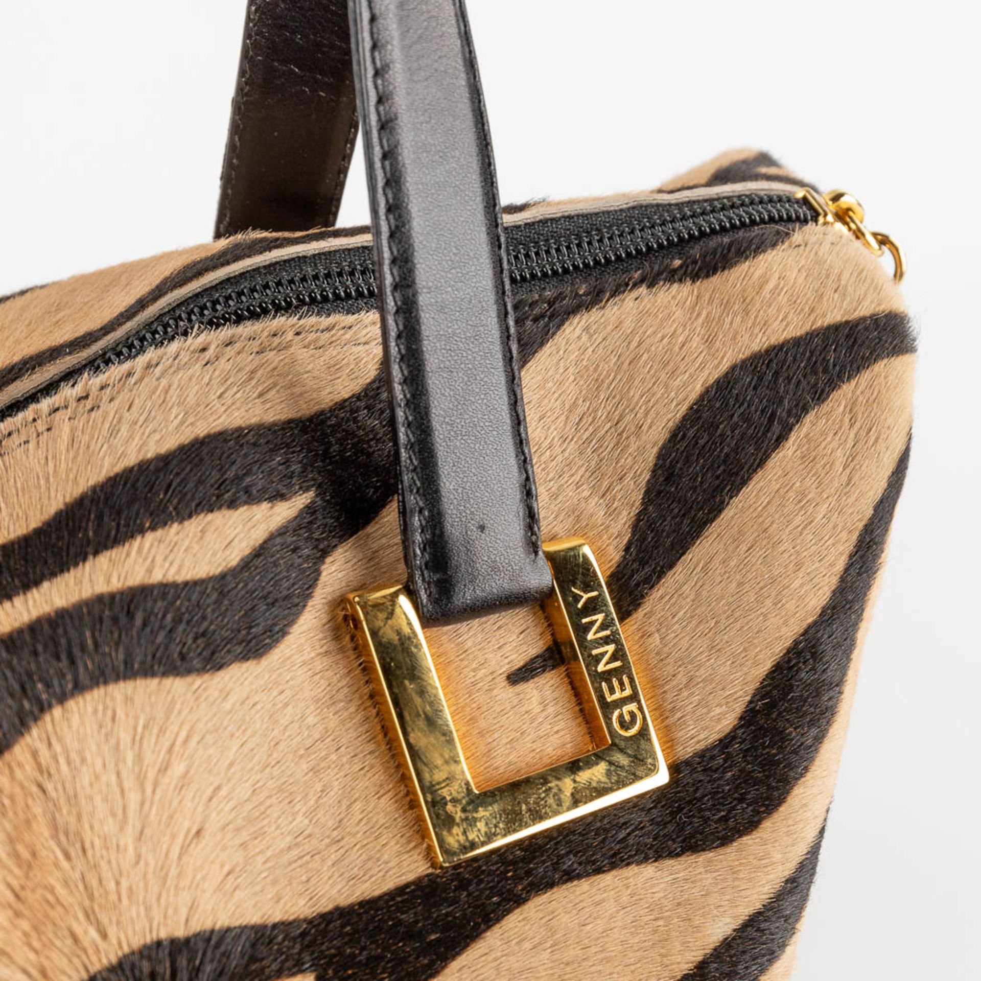 Genny, a handbag made of horse leather. (D:15 x W:32 x H:28 cm) - Bild 10 aus 17