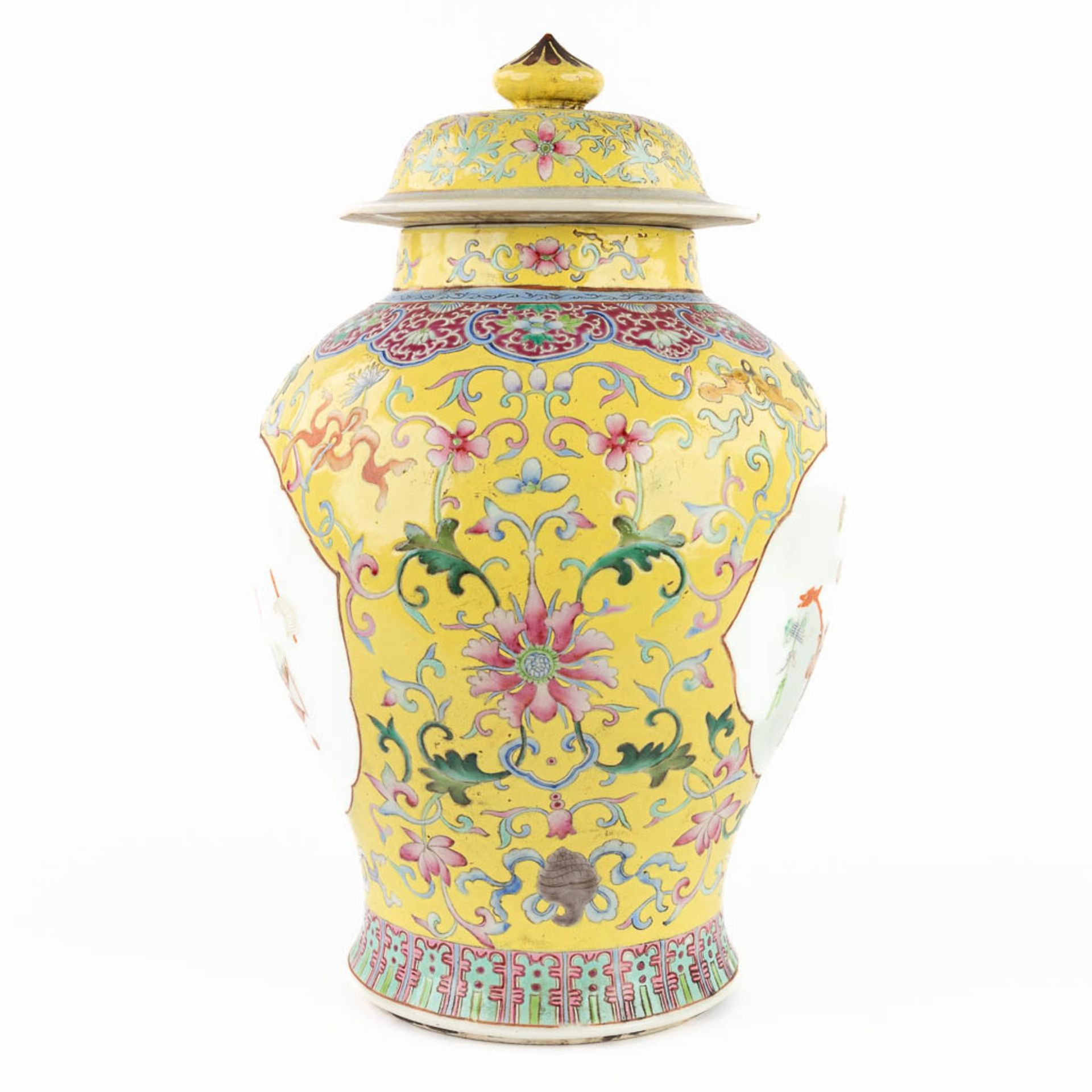 A large Chinese vase with lid, Famille Rose, decor of antiquities. 19th/20th C. (W:24 x H:41 cm) - Bild 5 aus 12