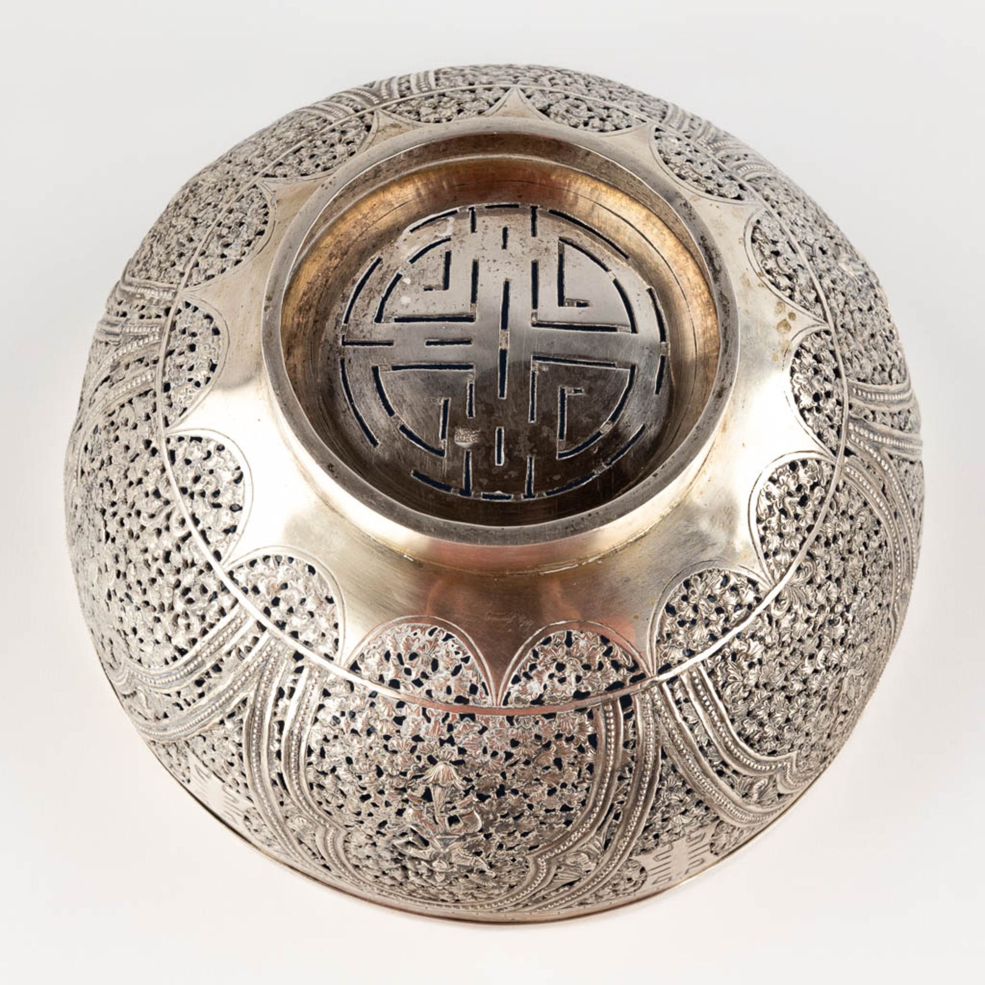 An Asian bowl, silver with a blue glass liner, decorated with bats and lotus flowers. 320g. (H:10 x - Image 8 of 10