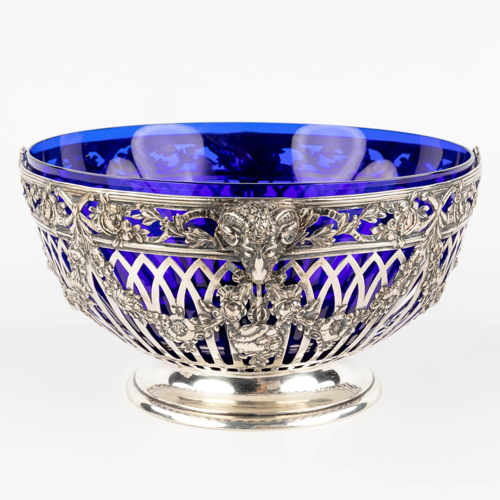 A bowl, silver and blue glass, decor of ram's heads and garlands. Germany. 684g. (D:25 x W:27 x H:13 - Image 6 of 14