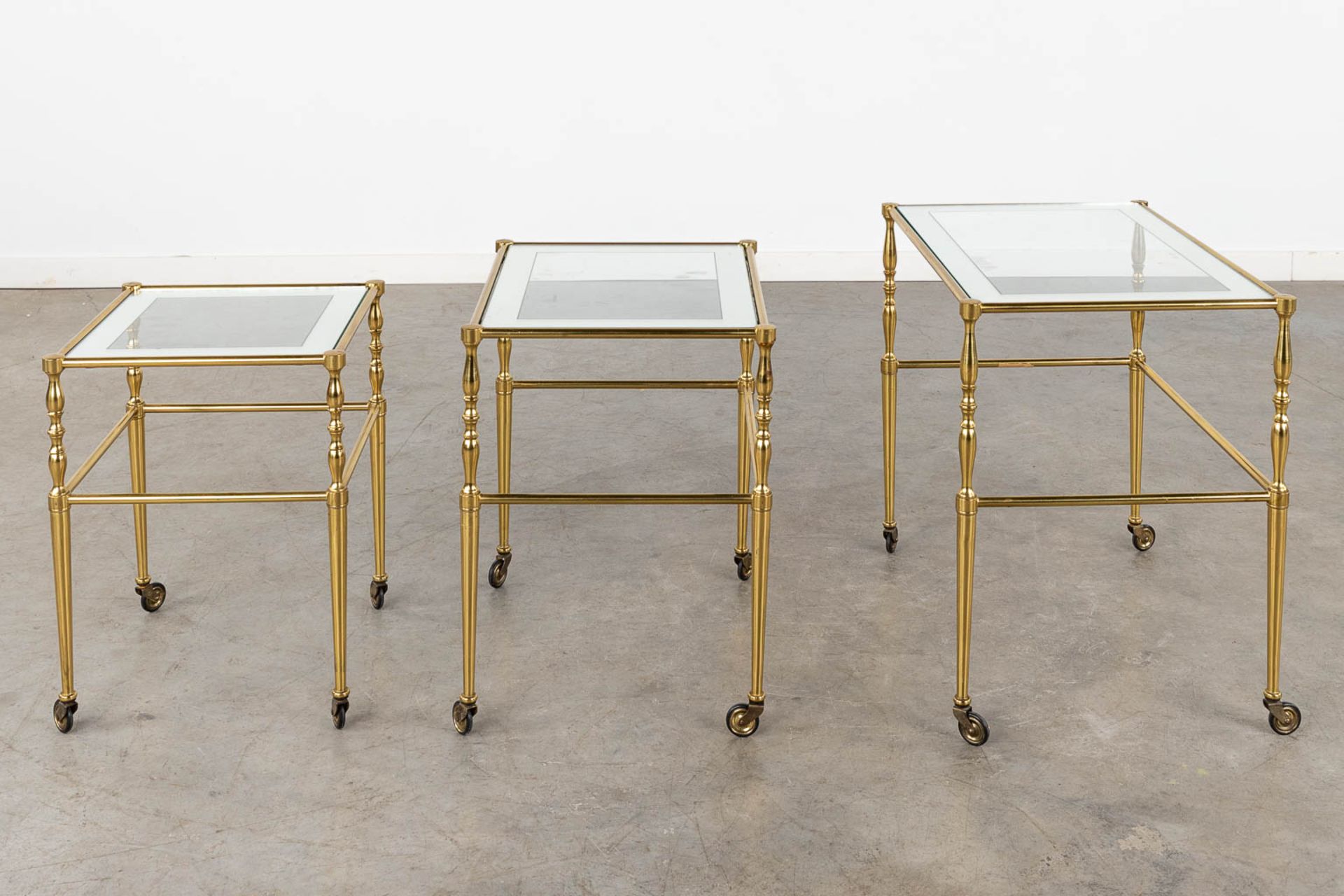 A set of nesting tables, brass and glass. 20th C. (D:39 x W:56 x H:52 cm) - Image 5 of 11