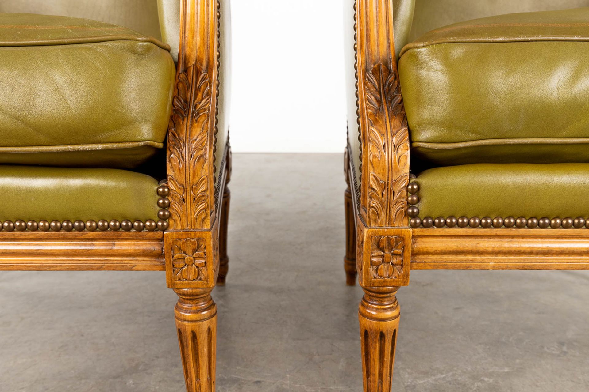 A pair of Louis XVI style armchairs, wood and olive green leather. Circa 1970. (D:61 x W:60 x H:90 c - Image 9 of 11