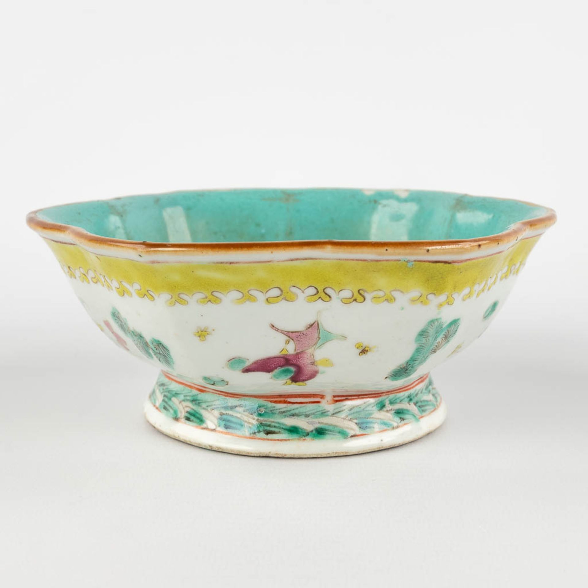 A Chinese bowl decorated with koi, 19th/20th C. (H:6,5 x D:16,5 cm) - Image 4 of 10