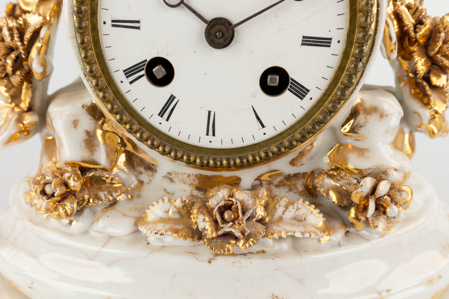 Vieux Bruxelles, a mantle clock with a hand-painted floral decor. 19th C. (D:13 x W:26 x H:31 cm) - Image 9 of 14