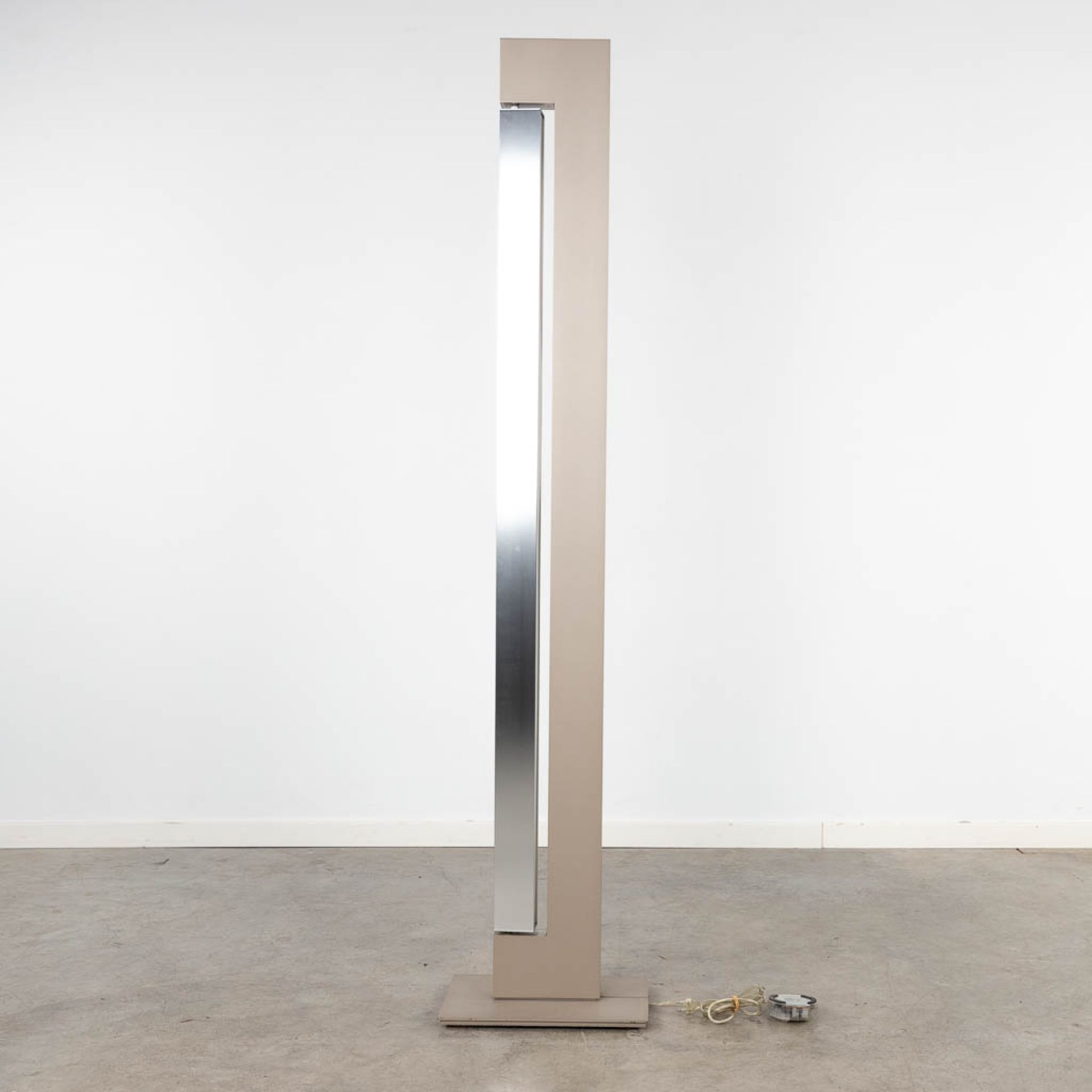 Ilaria MARELLI (1971) 'Ara' a floor lamp (D:25 x W:38 x H:180 cm) - Image 11 of 17