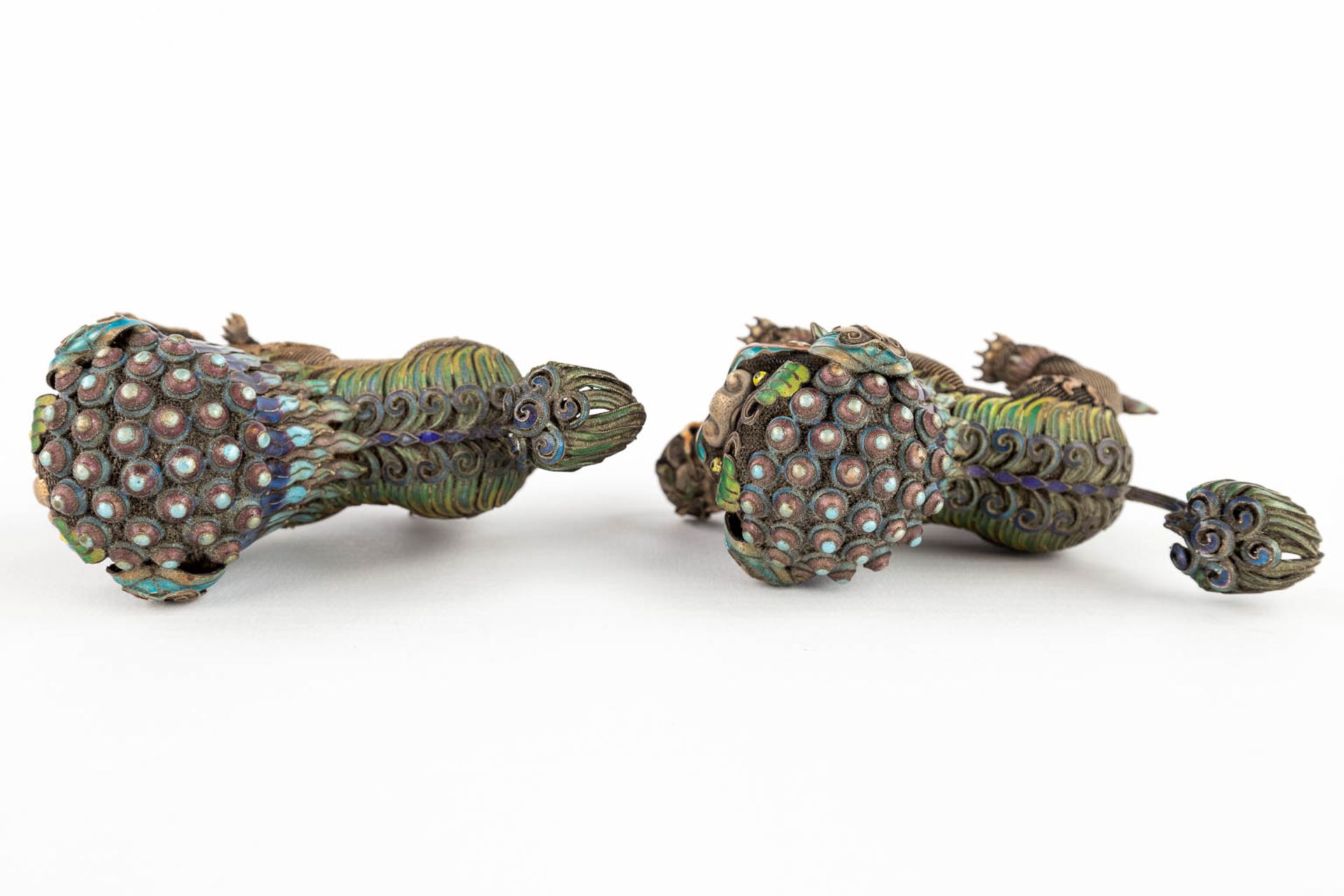 A pair of foo dogs, filigree silver finished with enamel. 20th C. 251g. (D:4 x W:10,5 x H:7 cm) - Bild 8 aus 14