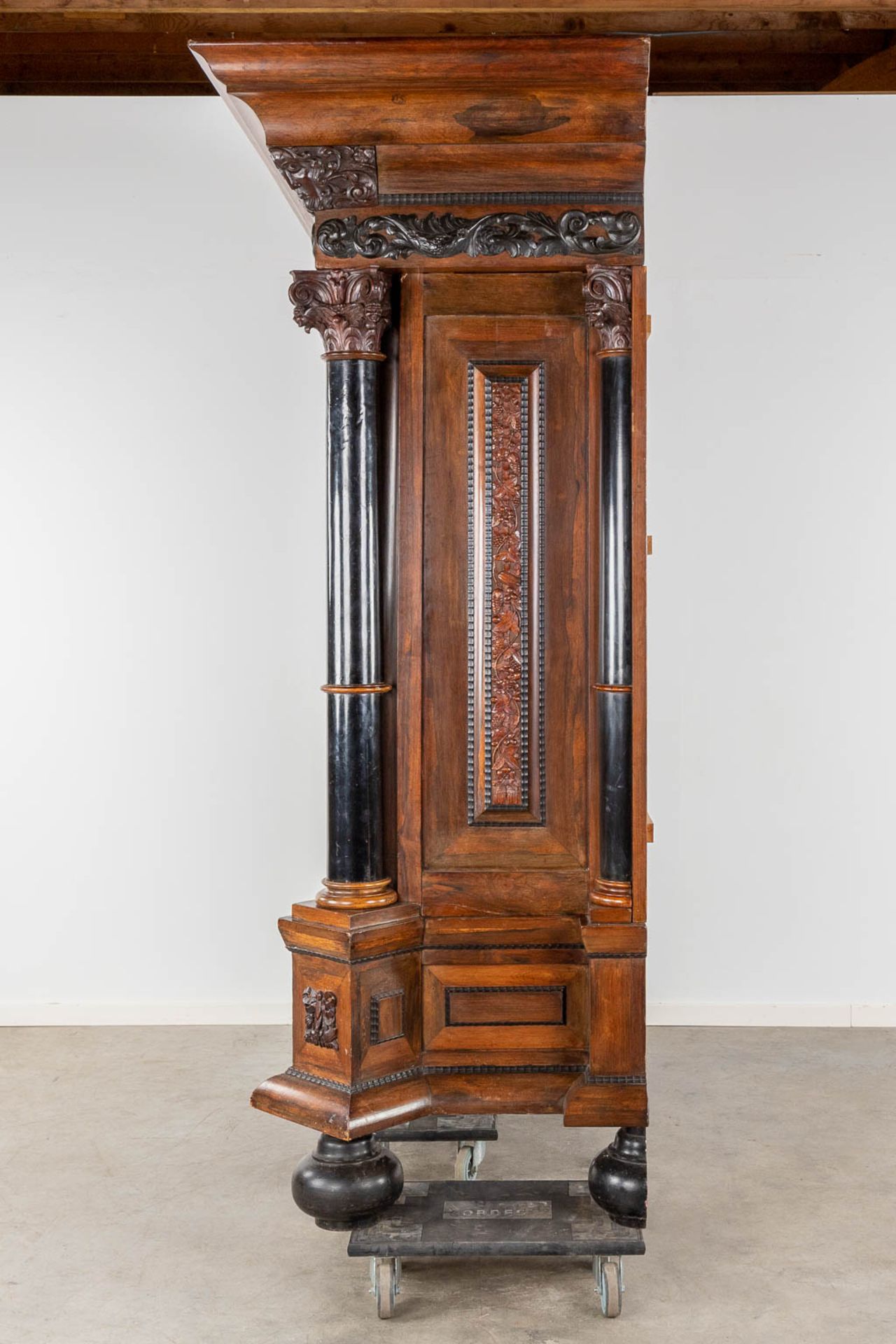 An antique Dutch two door 'Kapiteelkast', wood sculptures, oak and ebony. 18th C. (D:93 x W:223 x H: - Bild 26 aus 26