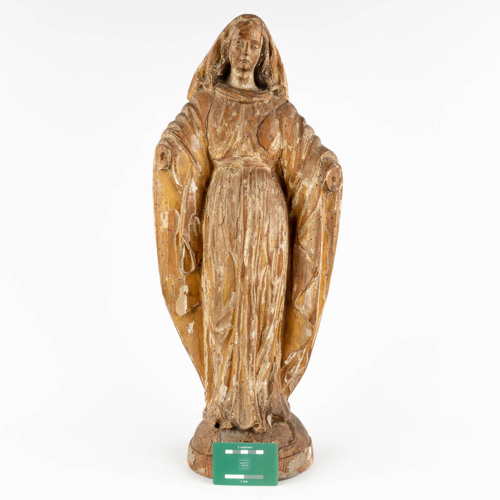 A wood-sculptured Madonna, remains of the original patina. 18th C. (D:15 x W:26 x H:62 cm) - Image 2 of 14