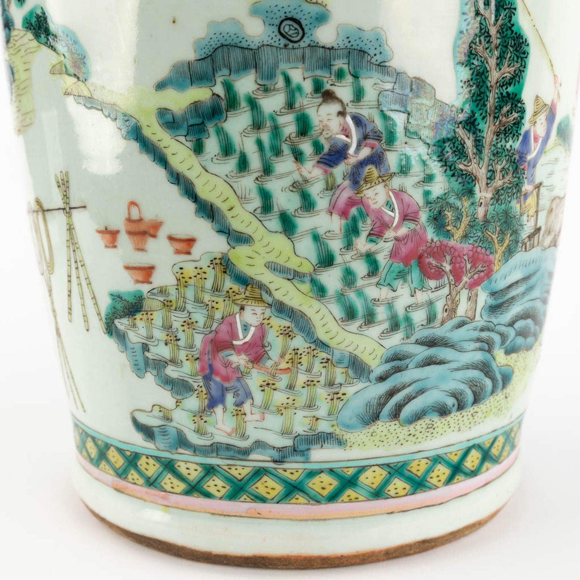 A pair of Chinese Famille Verte vases decorated with workers in the garden. 19th C. (H:59 x D:21 cm) - Bild 10 aus 14