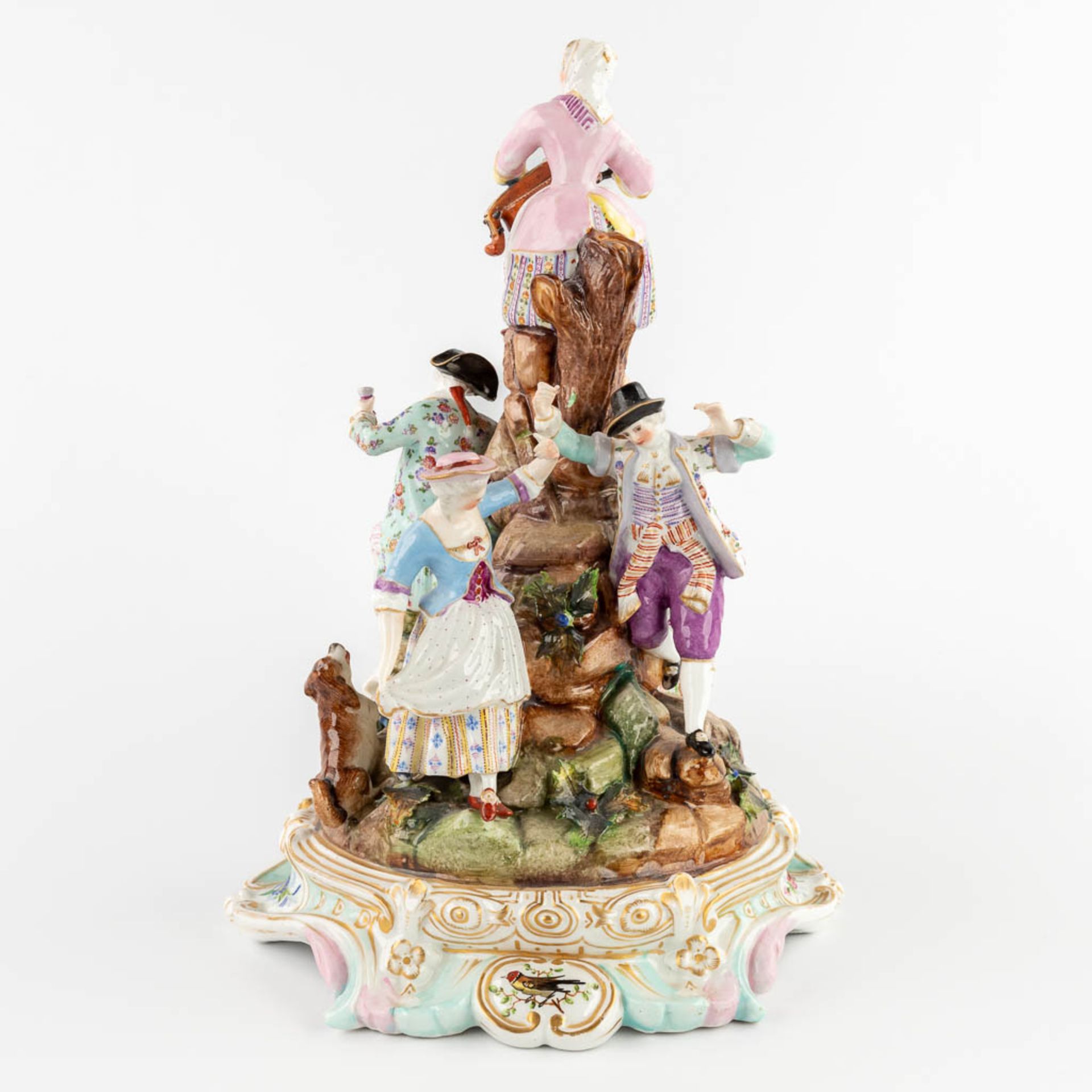 A large polychrome porcelain group with a 'Hurdy Gurdy'. 19th C. (D:22 x W:25 x H:34 cm) - Bild 5 aus 18