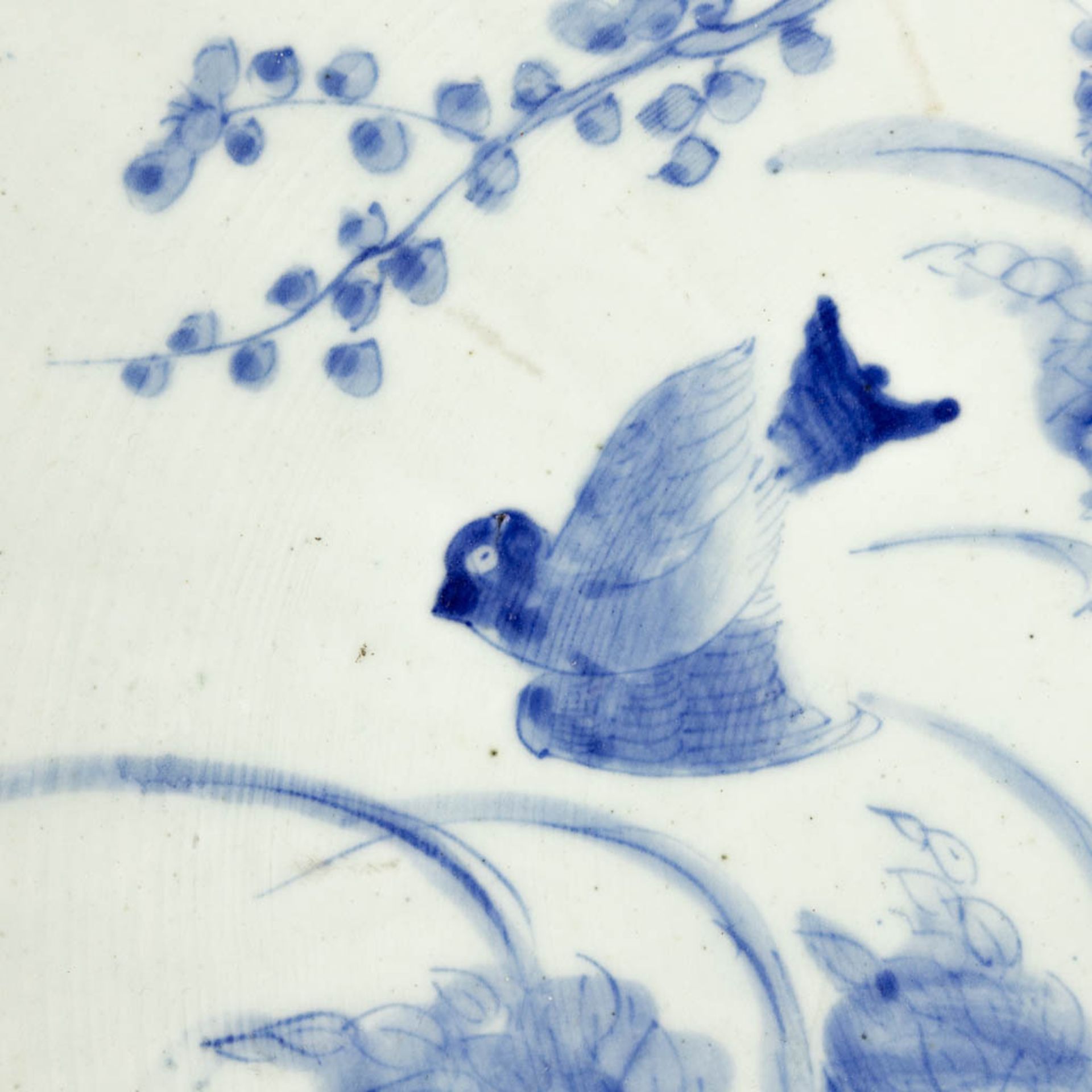 A large plate, Japanese porcelain, blue-white decor of fauna and flora. 19th C. (D:47,5 cm) - Bild 7 aus 10