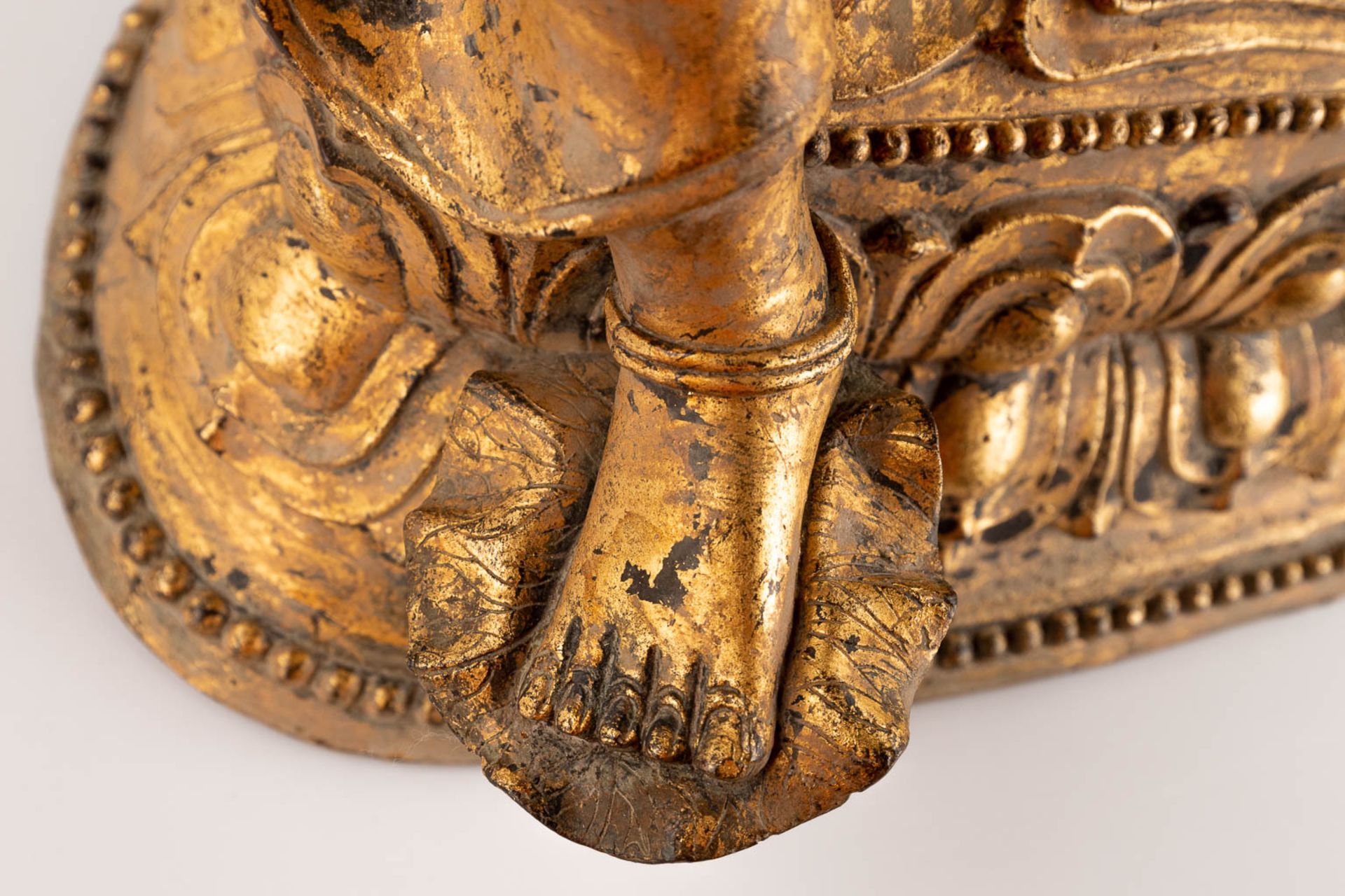 A sculpture of 'Green Tara', gilt bronze, 19th/20th C. (W:34 x H:49 cm) - Image 12 of 13