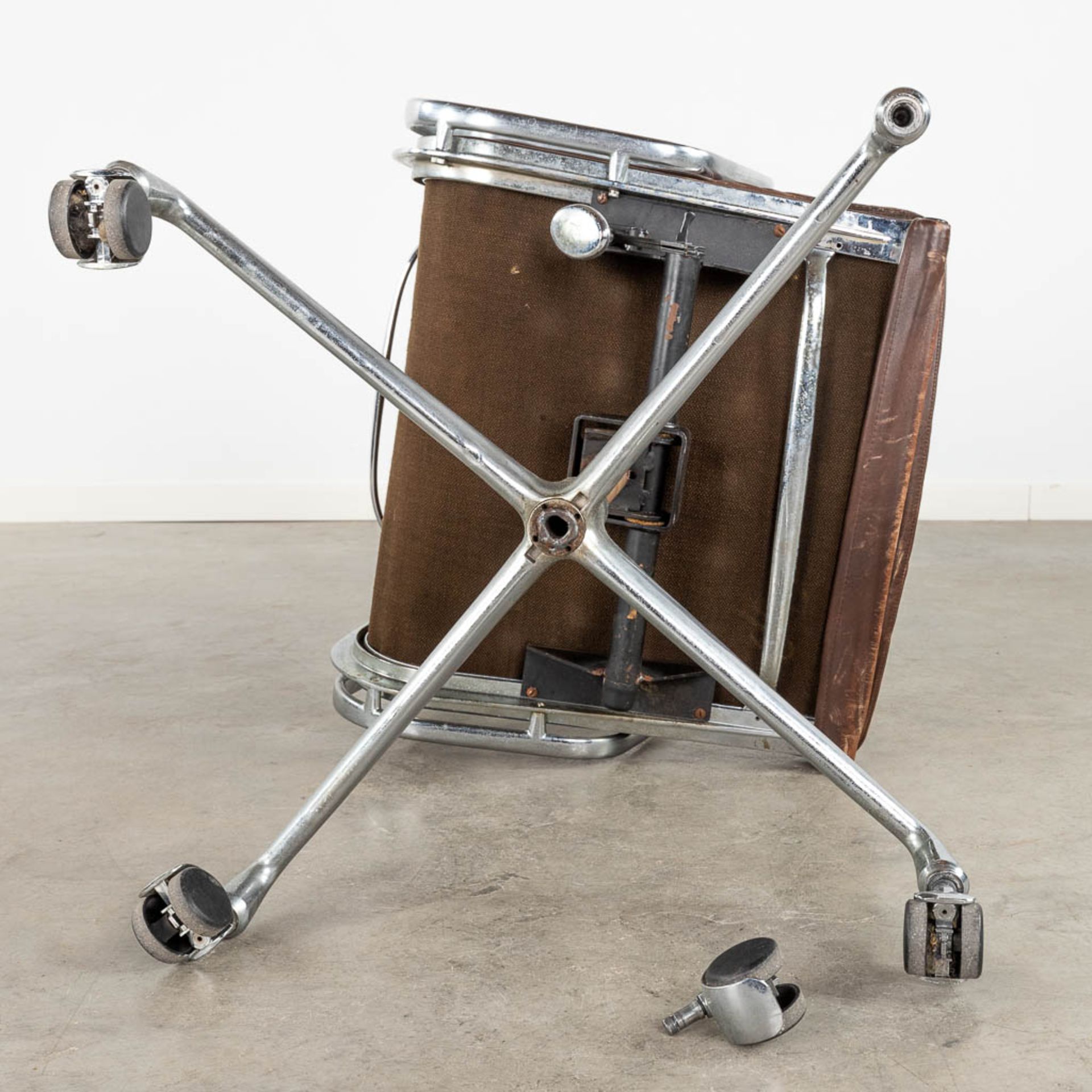 Charles & Ray EAMES (XX-XXI) 'Soft Pad Office Chair' for Herman Miller. (D:111 x W:59 x H:63 cm) (D: - Bild 7 aus 12