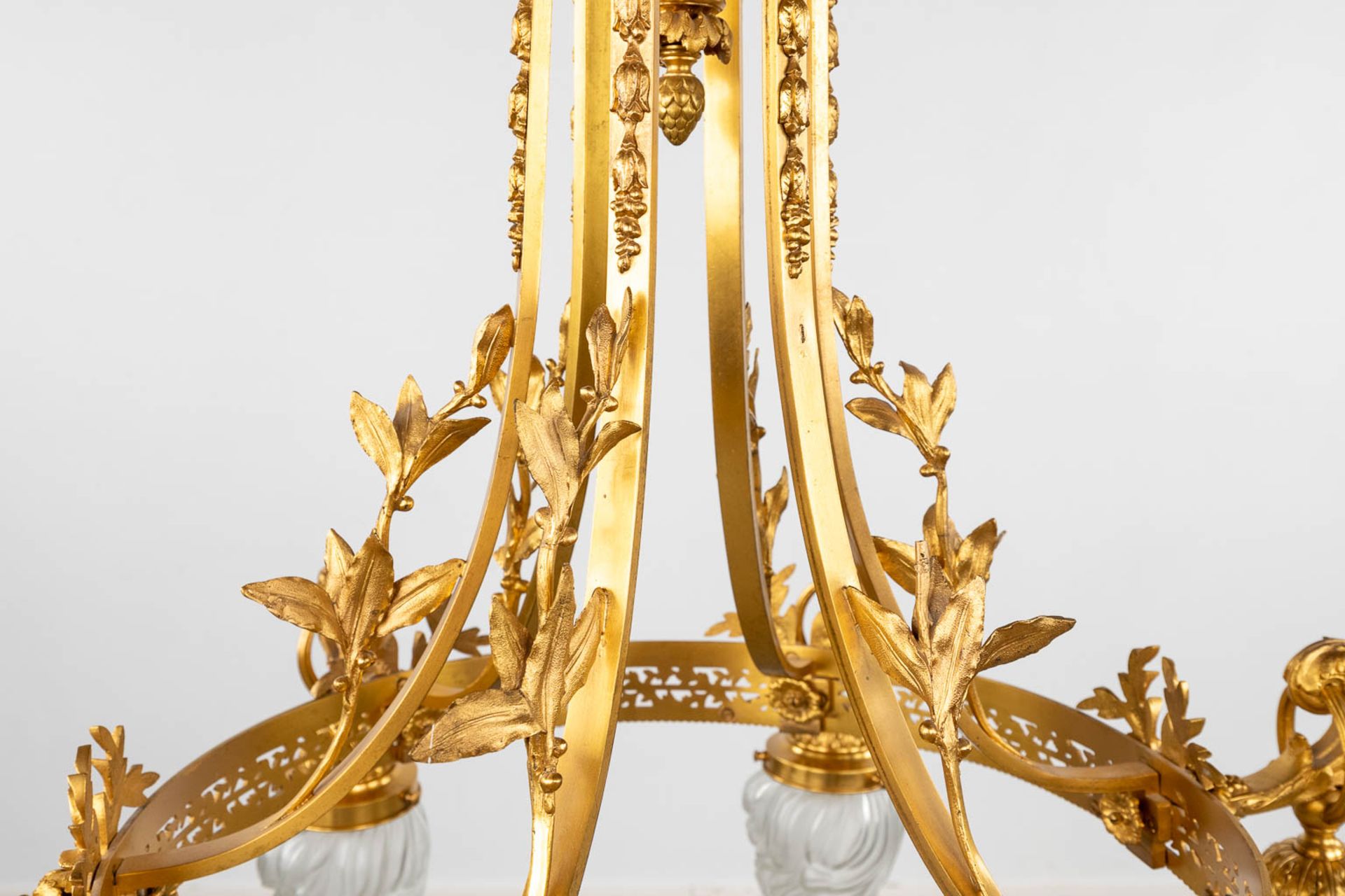 A large ceiling lamp or chandelier, gilt bronze with glass 'flambeau' shades. Circa 1900. (H:90 x D: - Bild 5 aus 9