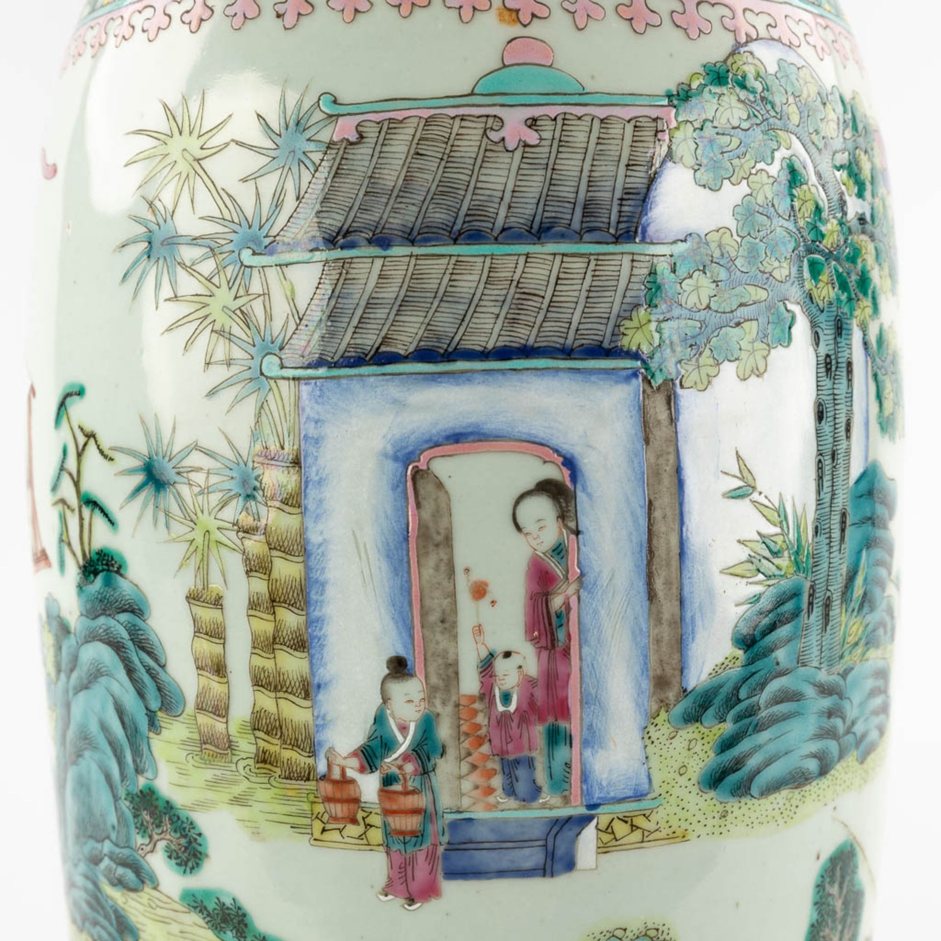 A pair of Chinese Famille Verte vases decorated with workers in the garden. 19th C. (H:59 x D:21 cm) - Bild 9 aus 14