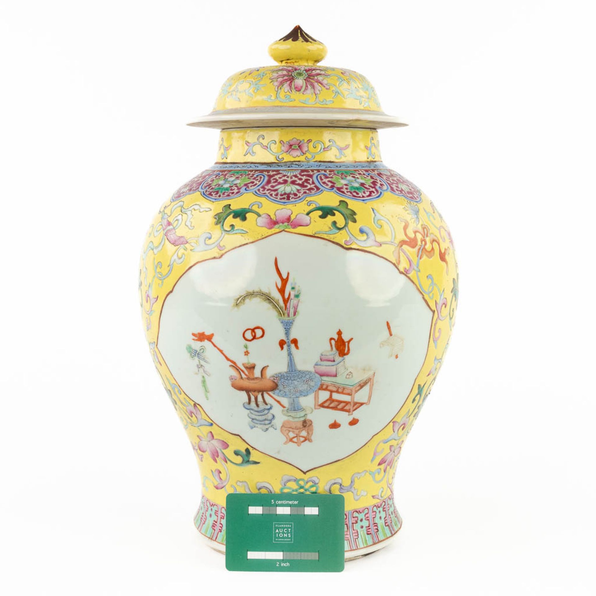 A large Chinese vase with lid, Famille Rose, decor of antiquities. 19th/20th C. (W:24 x H:41 cm) - Bild 2 aus 12