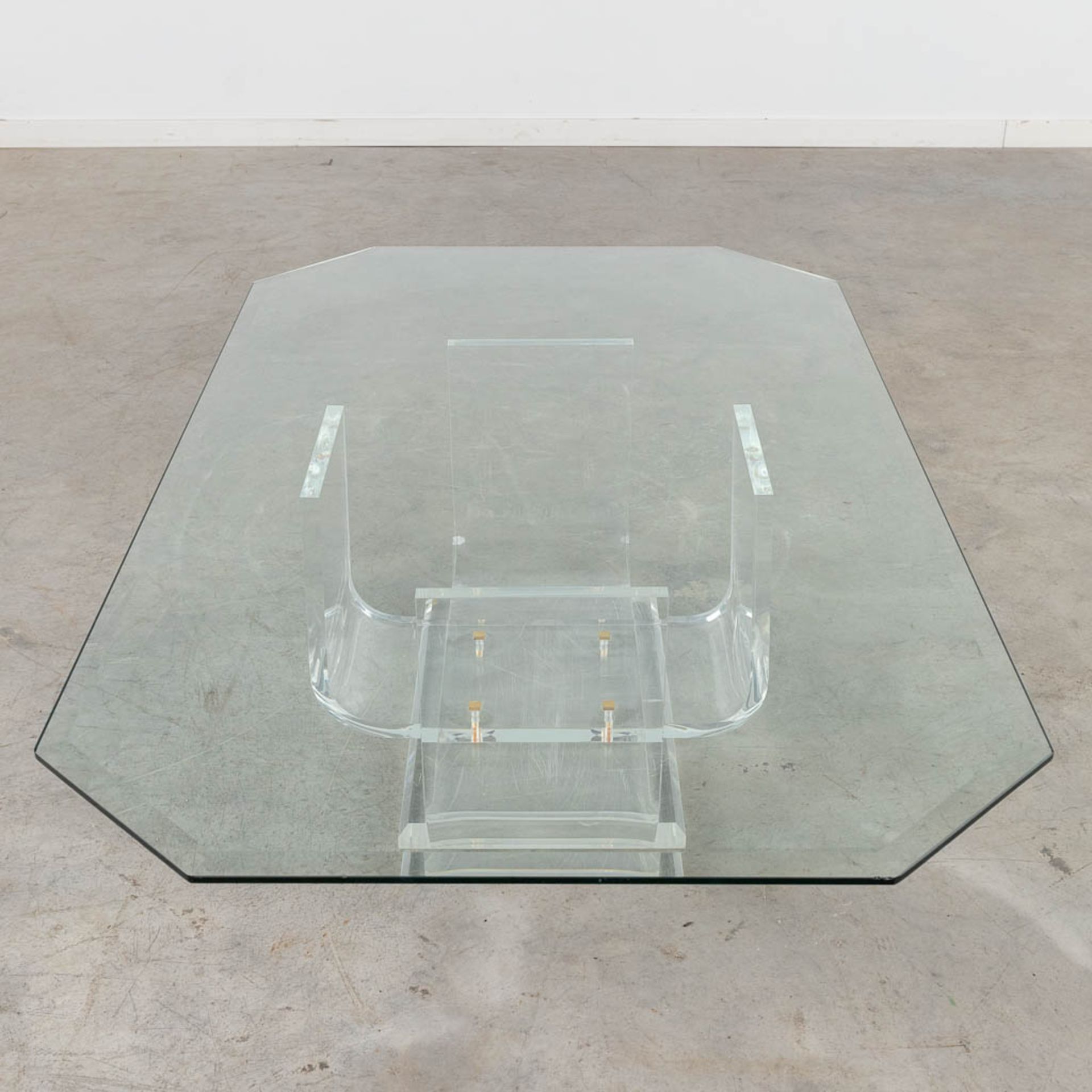 A coffee table, acrylic and glass. 20th C. (D:80 x W:140 x H:37 cm) - Bild 8 aus 9