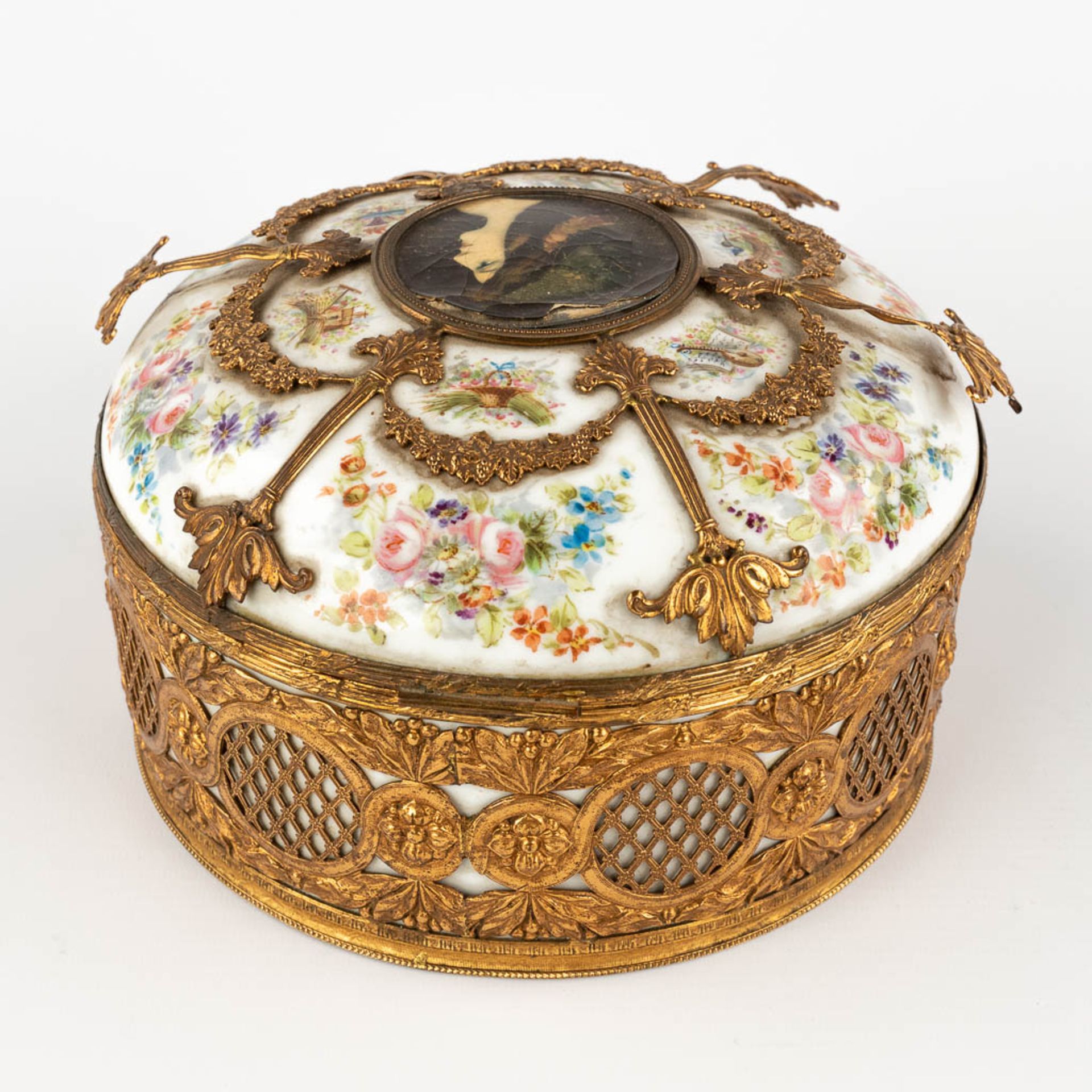 A porcelain Jewelry box, porcelain mounted with bronze. hand-painted flower decor. (H:12 x D:21 cm) - Image 4 of 12