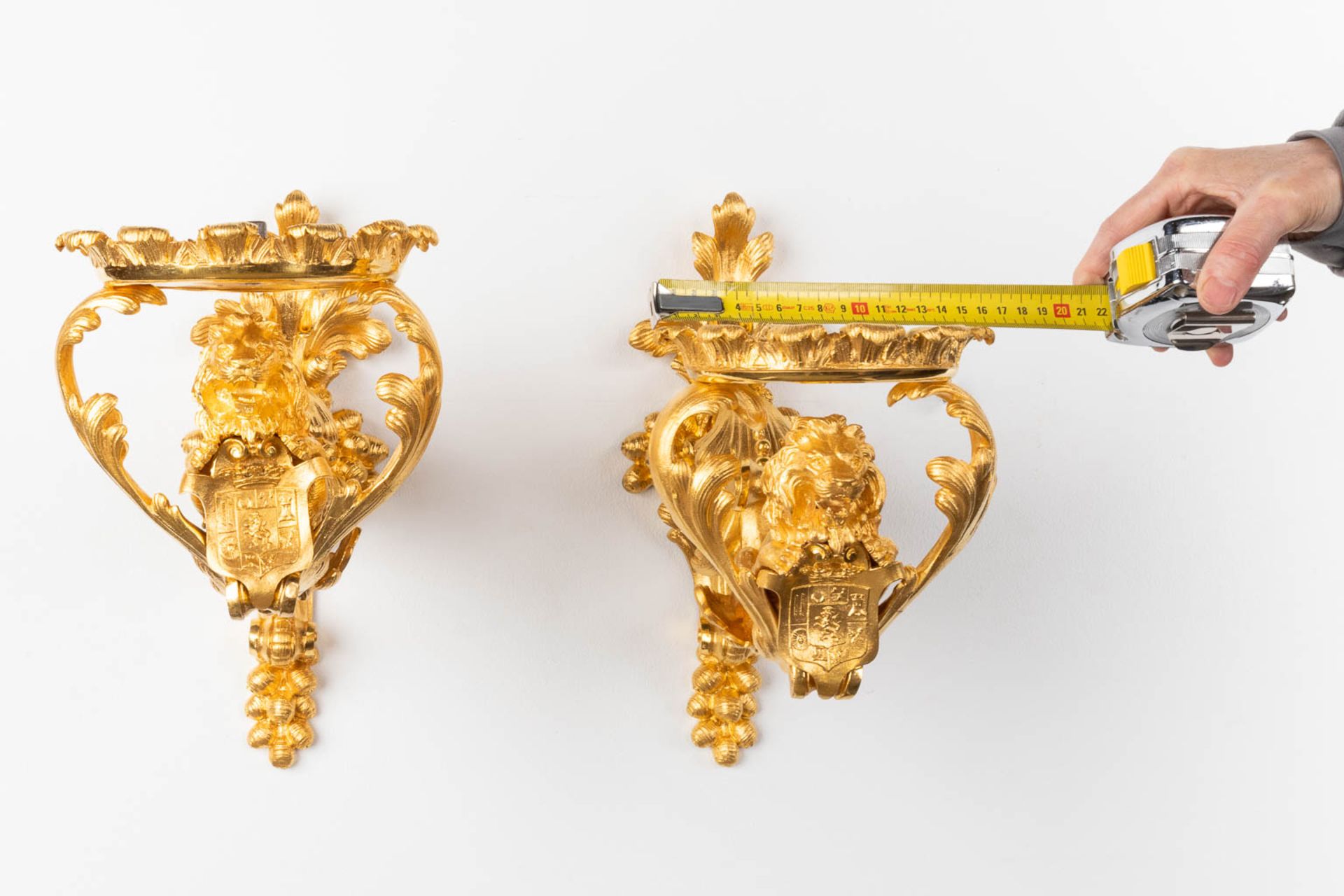A pair of wall lamp or candle holders, lions with a heraldic image. Gilt bronze. Circa 1900. (D:35 x - Image 4 of 12