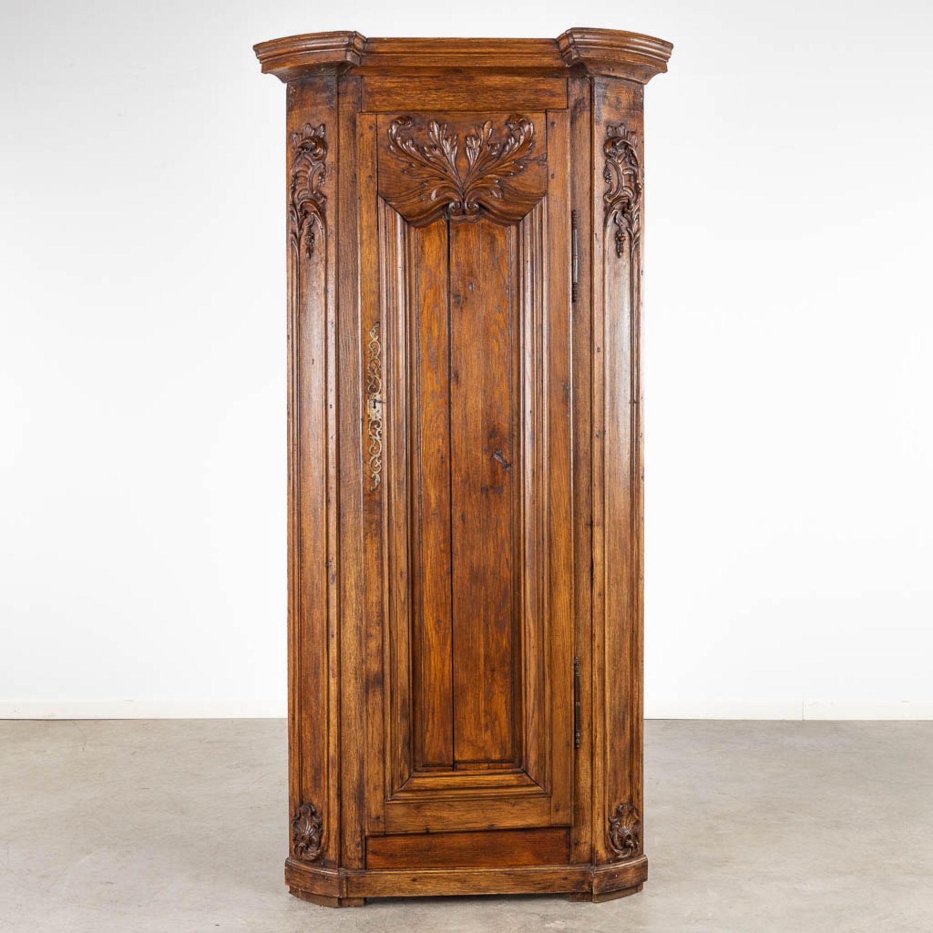 An antique corner cabinet, wood sculptures Louis XV. 19th C. (W:97 x H:203 cm) - Bild 5 aus 16