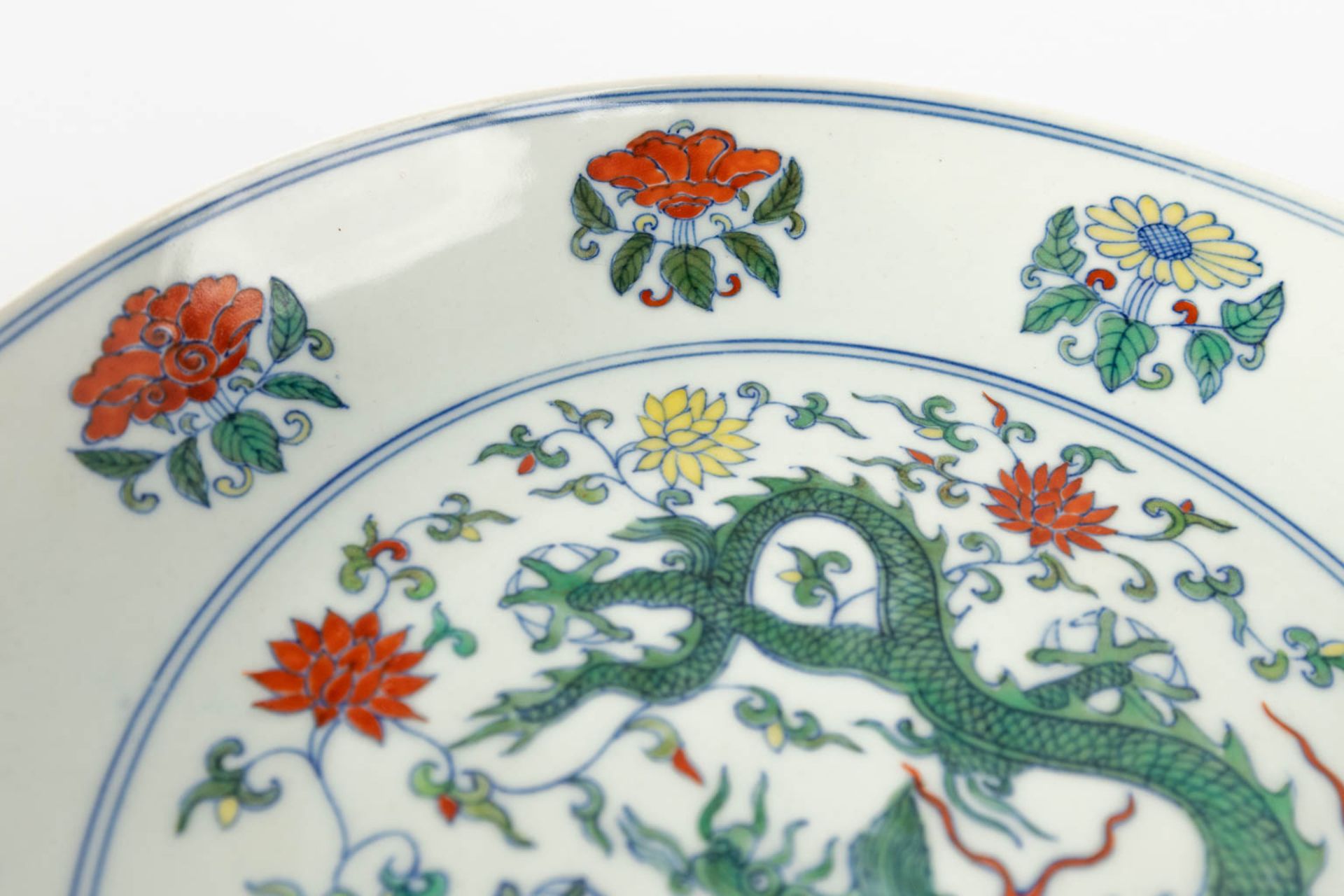 A pair of Chinese famille verte plates with a dragon decor. 20th C. (D:21 cm) - Image 9 of 11