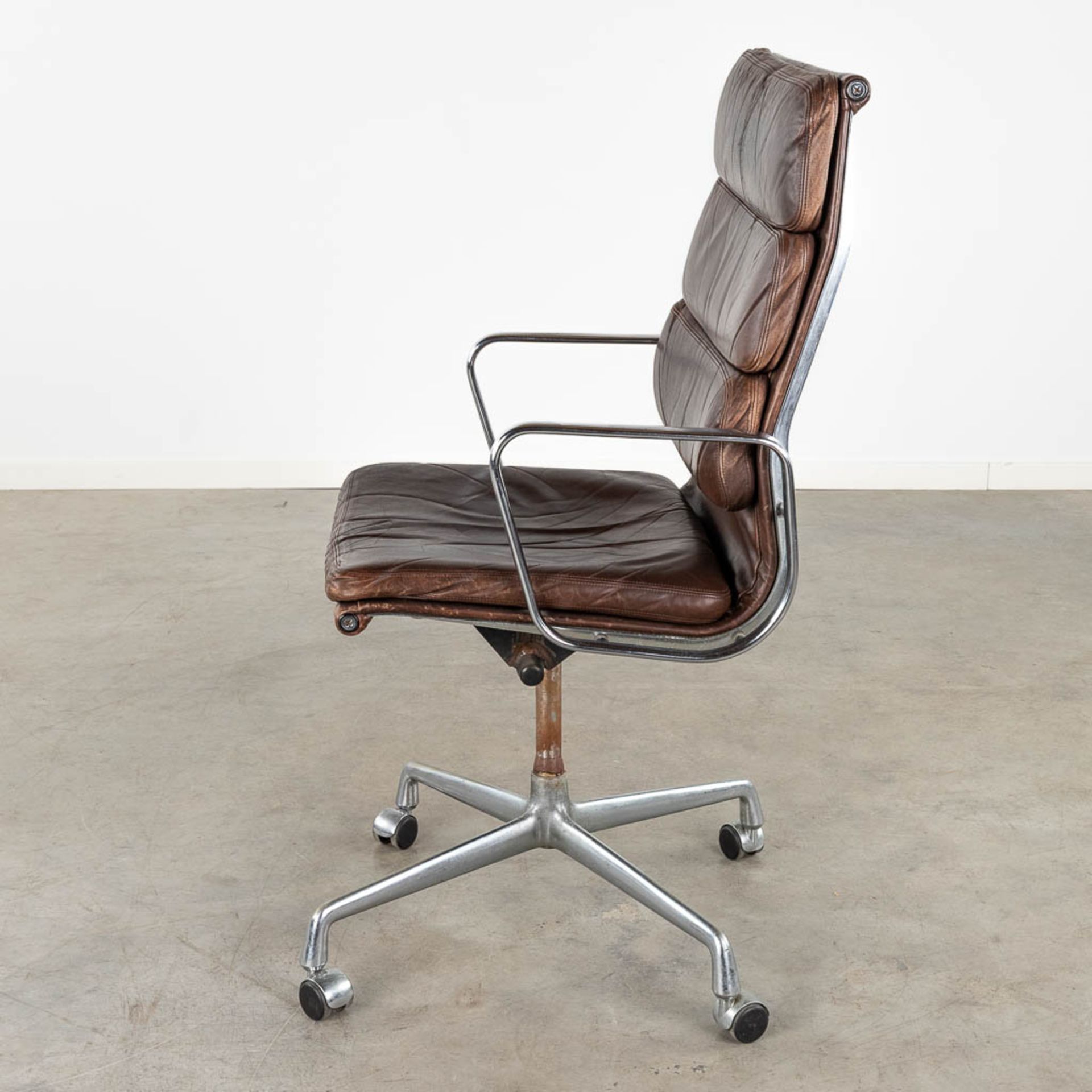 Charles & Ray EAMES (XX-XXI) 'Soft Pad Office Chair' for Herman Miller. (D:111 x W:59 x H:63 cm) (D: - Bild 4 aus 12