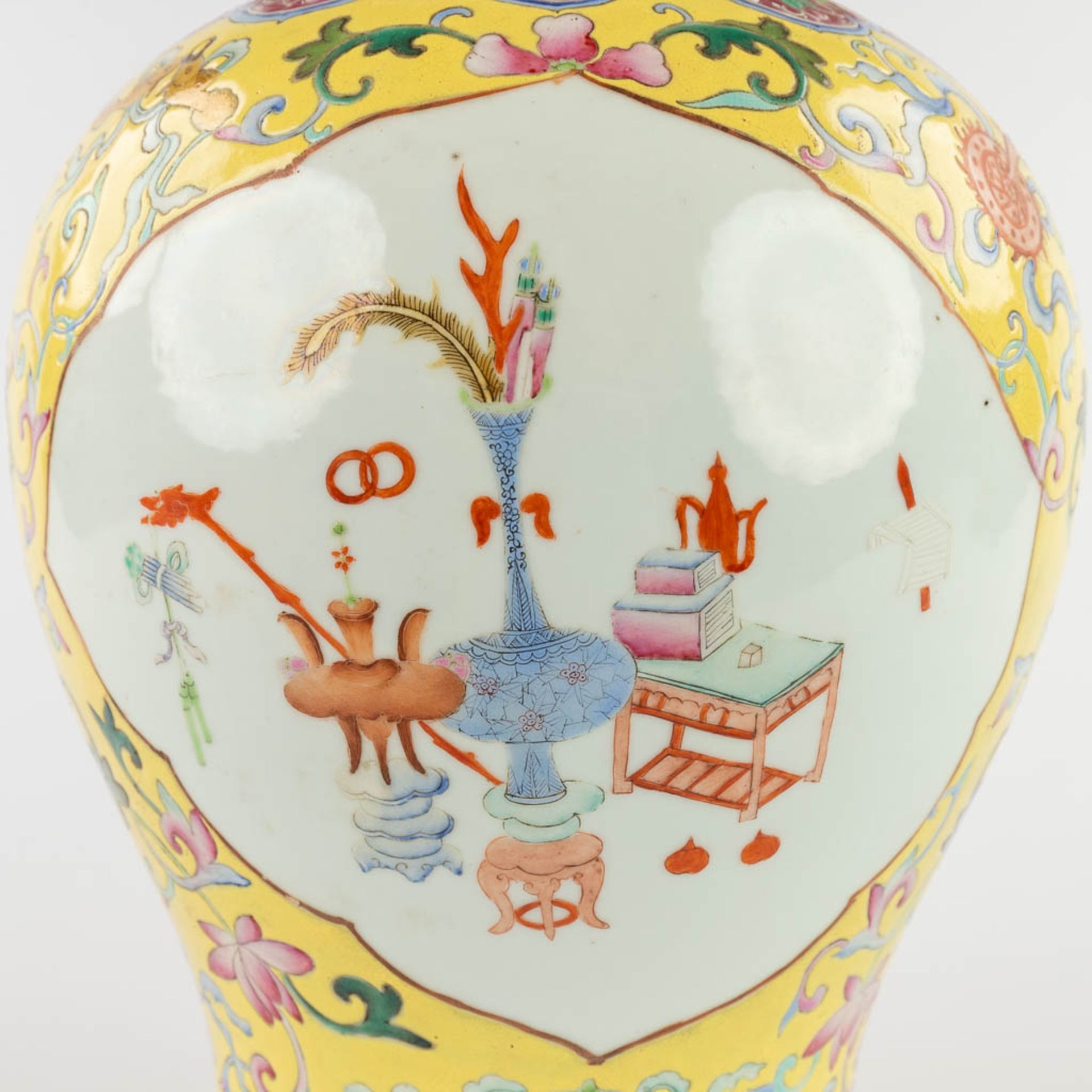 A large Chinese vase with lid, Famille Rose, decor of antiquities. 19th/20th C. (W:24 x H:41 cm) - Bild 9 aus 12
