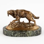 A figurine of a dog, patinated bronze on a marble base. 19th C. (D:14 x W:23 x H:14 cm)