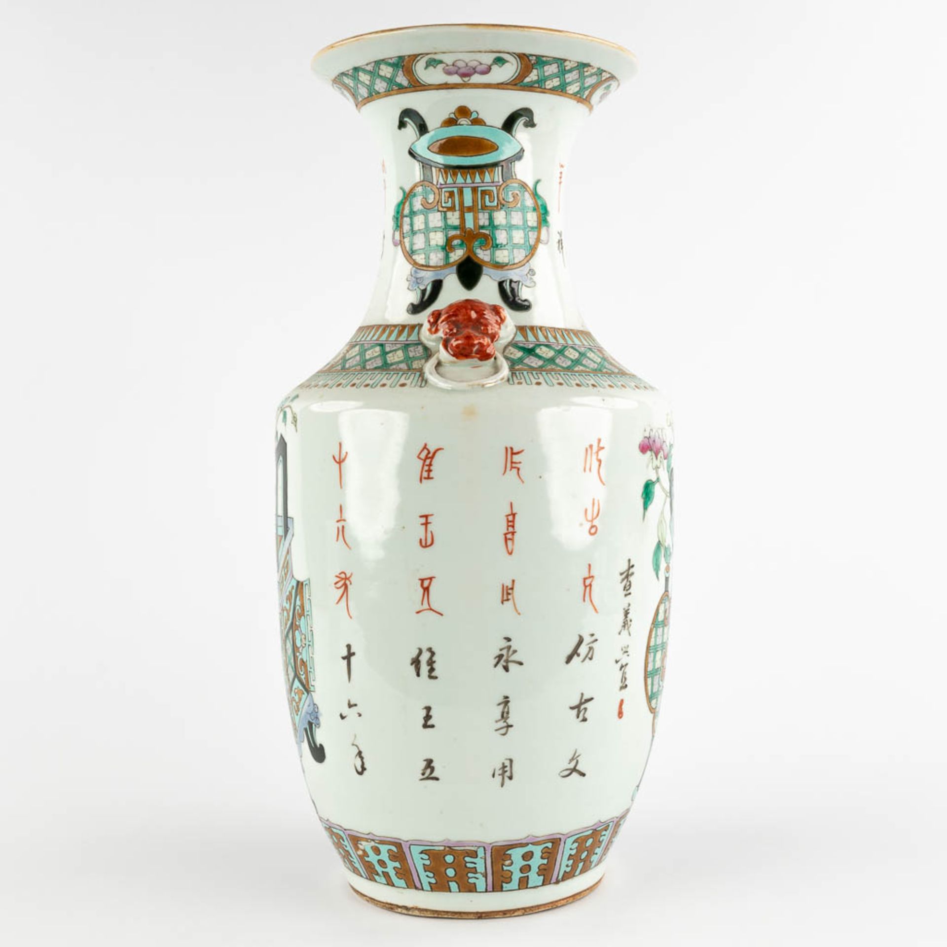 Three Chinese vases, Famille Rose decor of Ladies in the garden and antiquities. 20th C. (H:43 x D:1 - Bild 4 aus 23