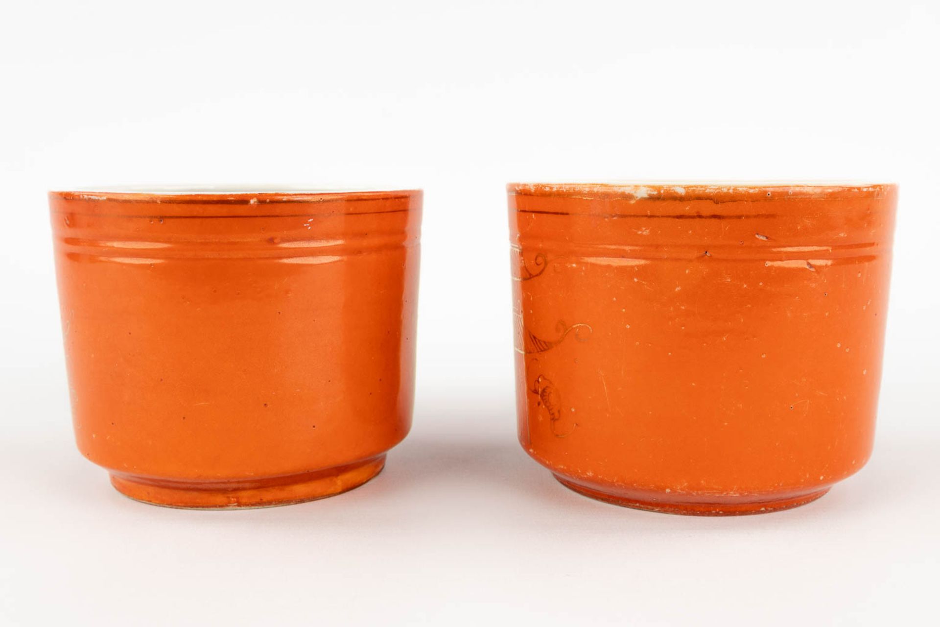 A pair of brush pots, coral red glaze with gilt decors of temples. 19th/20th C. (H:10 x D:13 cm) - Image 6 of 10