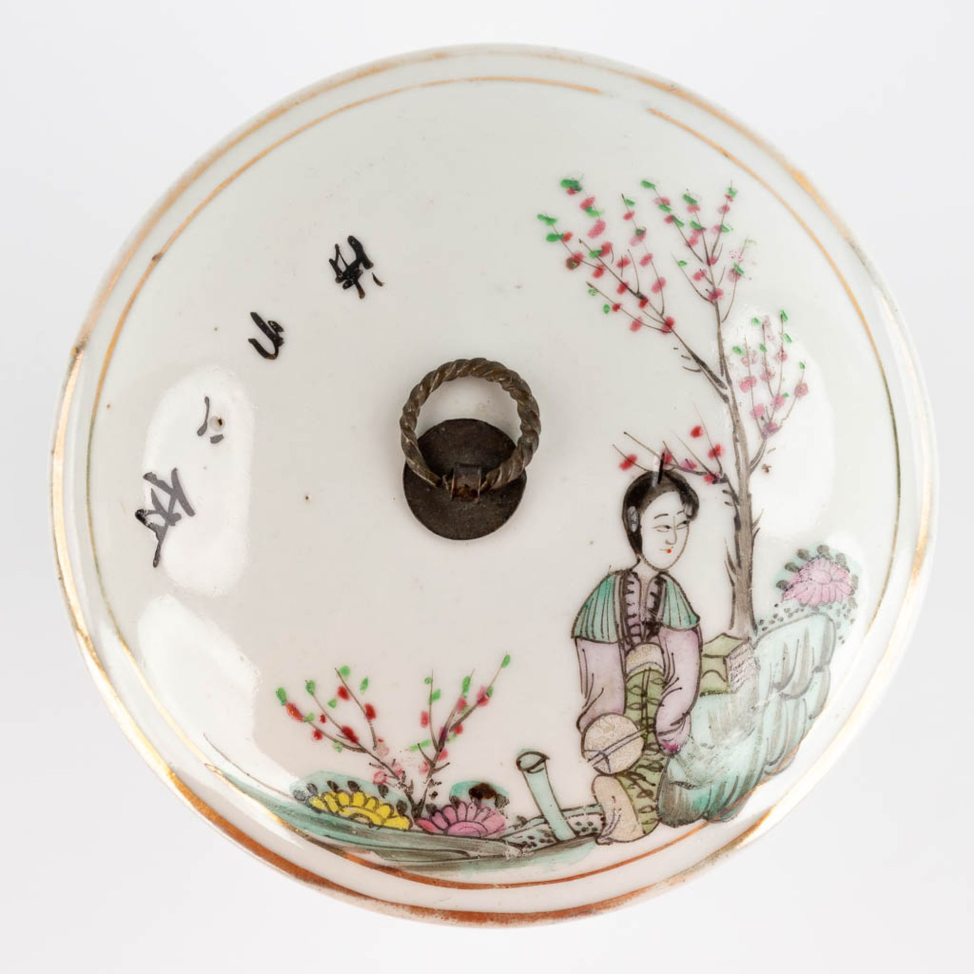 Four stackable Chinese storage pots, decorated with ladies, 19th/20th C. (H:15 x D:12 cm) - Image 8 of 12