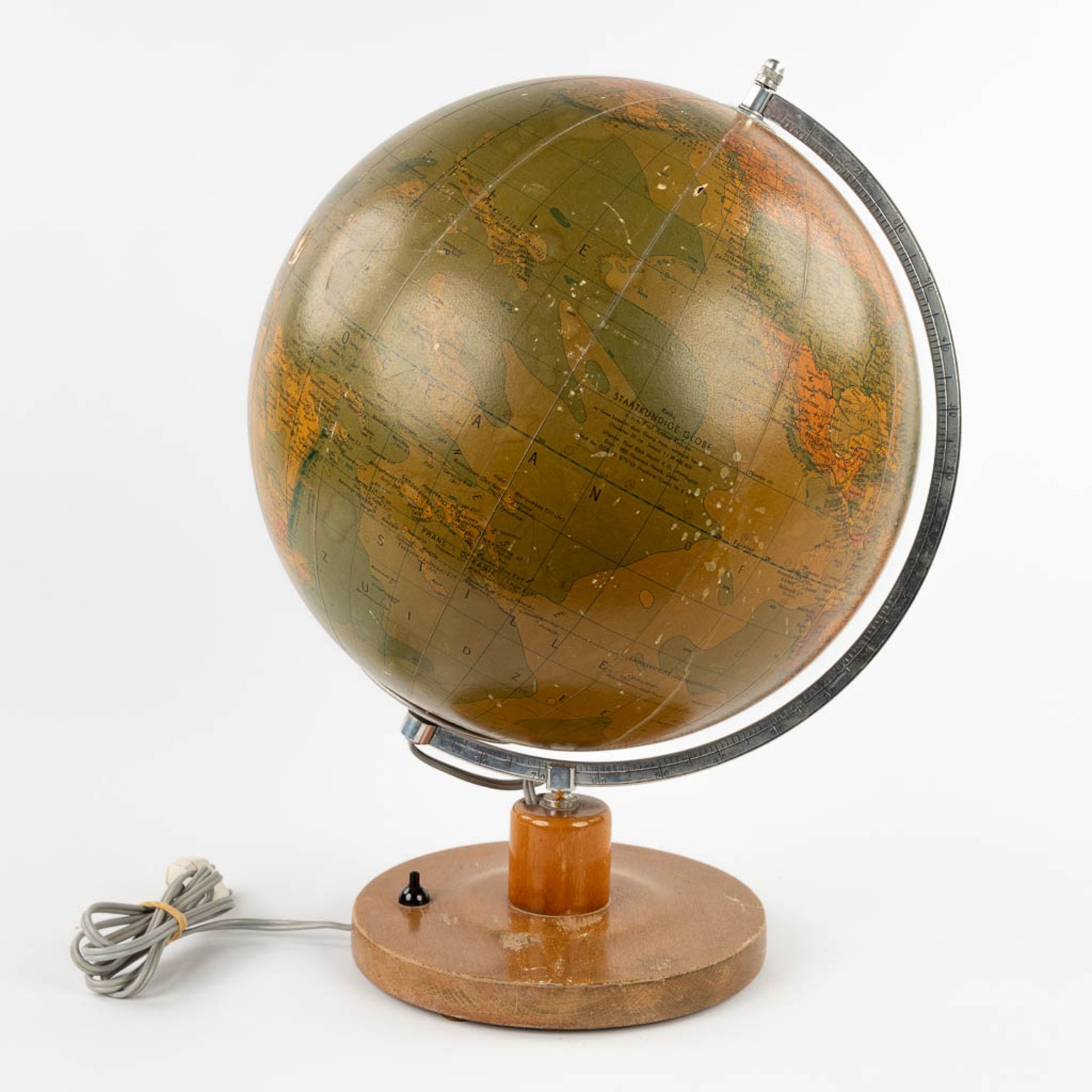 A mid-century glass globe on a wood base, with illumination. Circa 1960. (H:46 x D:33 cm) - Bild 5 aus 16