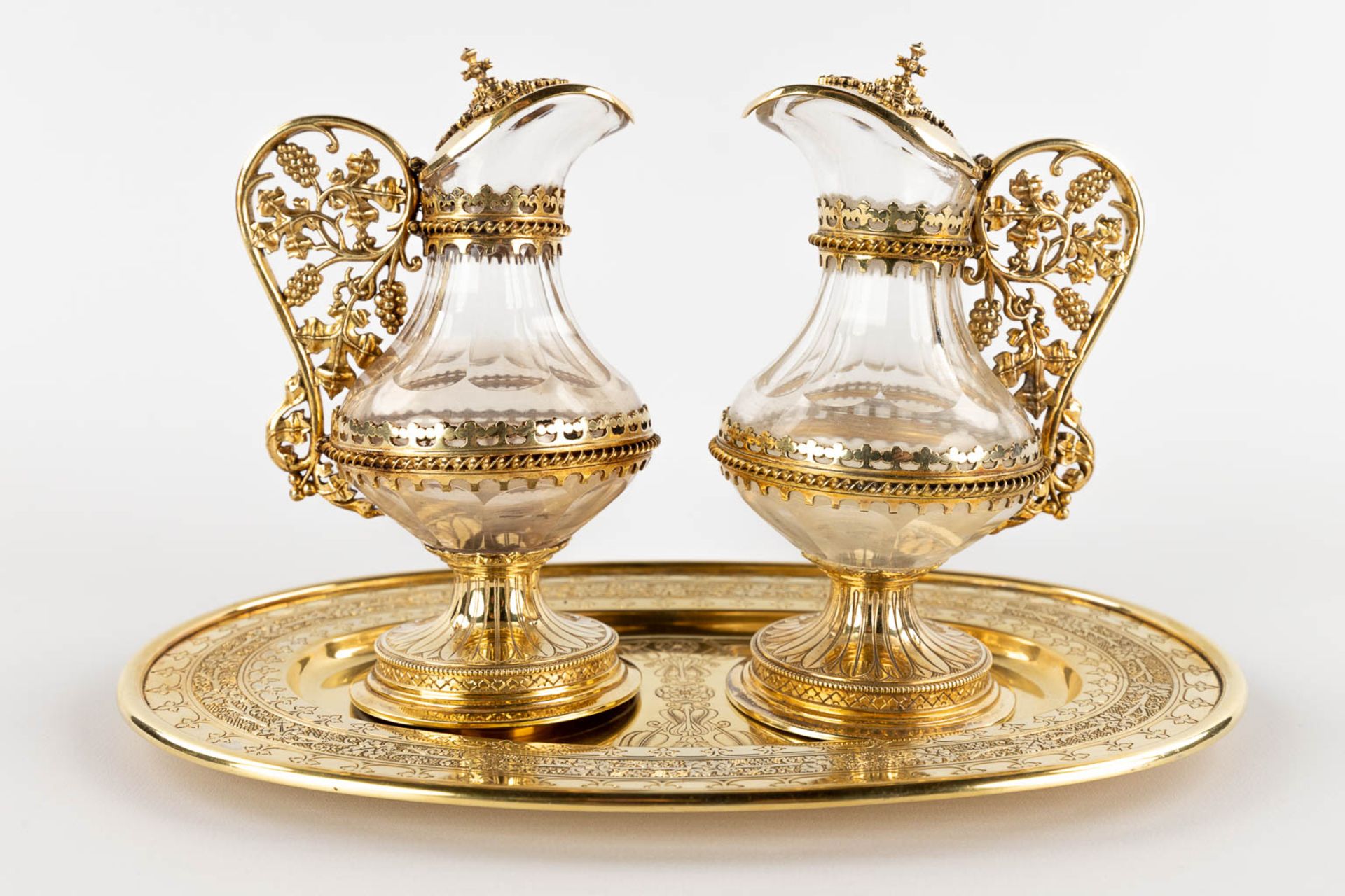 A set of wine and water cruets, gilt silver in the original case. Probably Bourdon, 19th C. (D:15,5  - Bild 5 aus 15