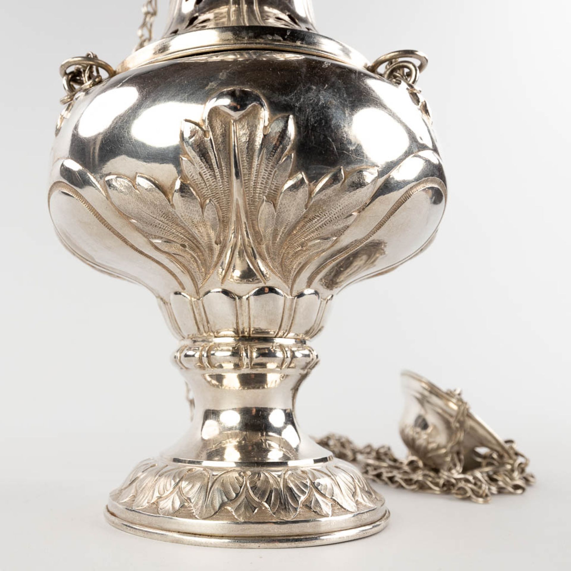 A silver incense burner, spoon, and incense boat, silver. 19th C. 1176g. (H:33 x D:15 cm) - Bild 6 aus 16
