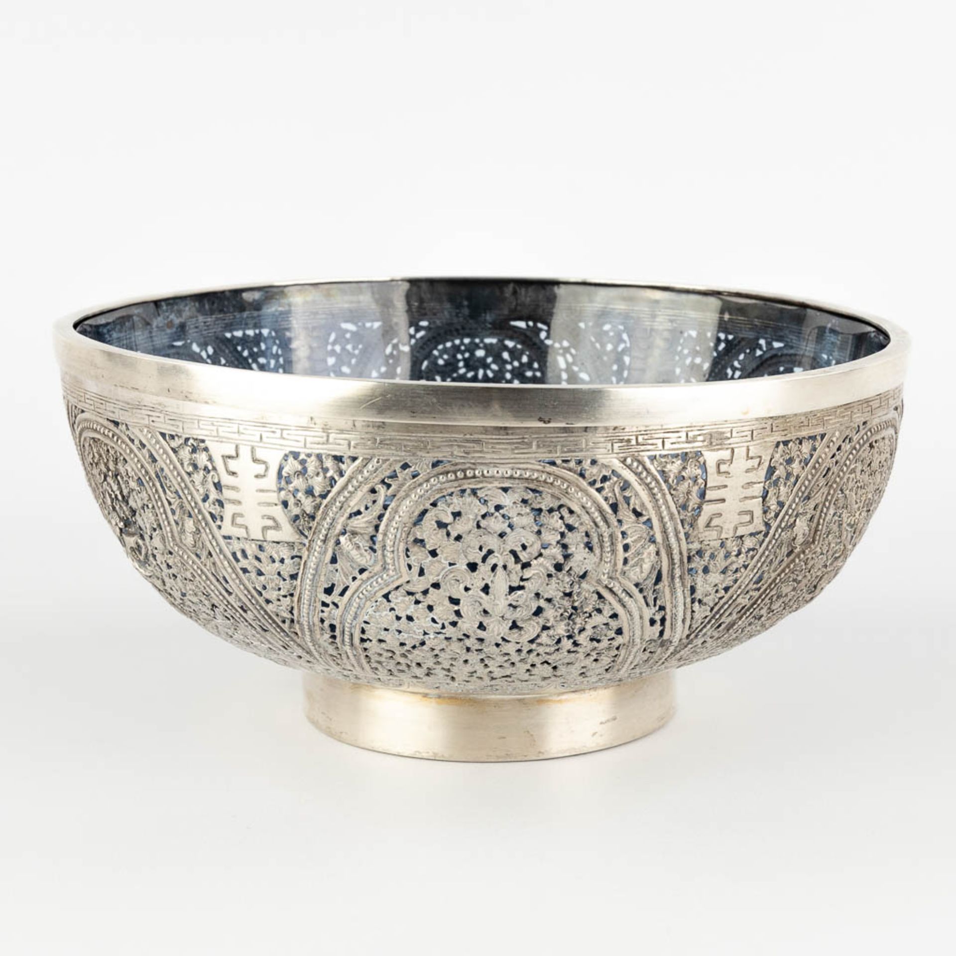 An Asian bowl, silver with a blue glass liner, decorated with bats and lotus flowers. 320g. (H:10 x - Image 3 of 10