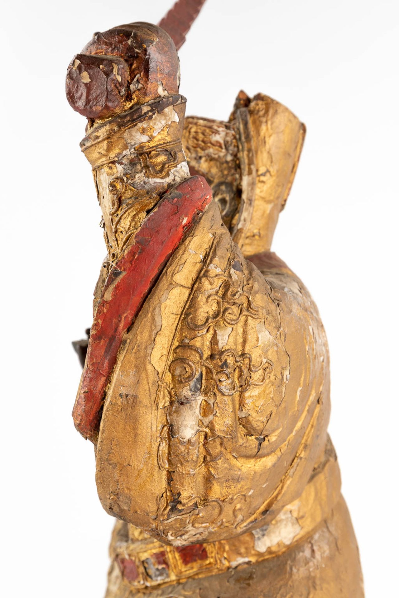 A Chinese antique figurine of a warrior, gilt and polychrome wood sculpture, 18th/19th C. (D:20 x W: - Bild 16 aus 19