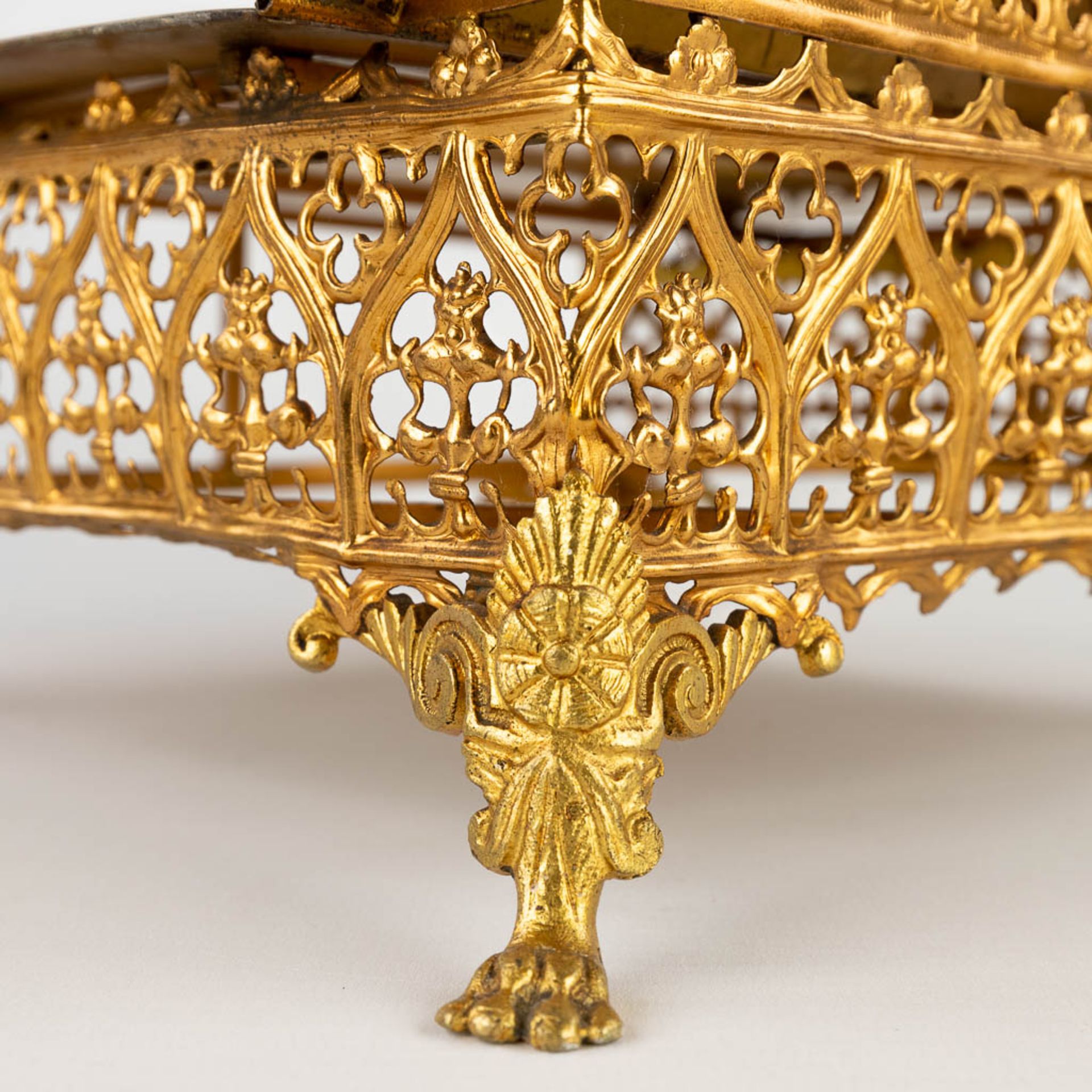 A small lectern, brass in a gothic revival style. 19th C. (D:25 x W:25 x H:27 cm) - Image 10 of 13