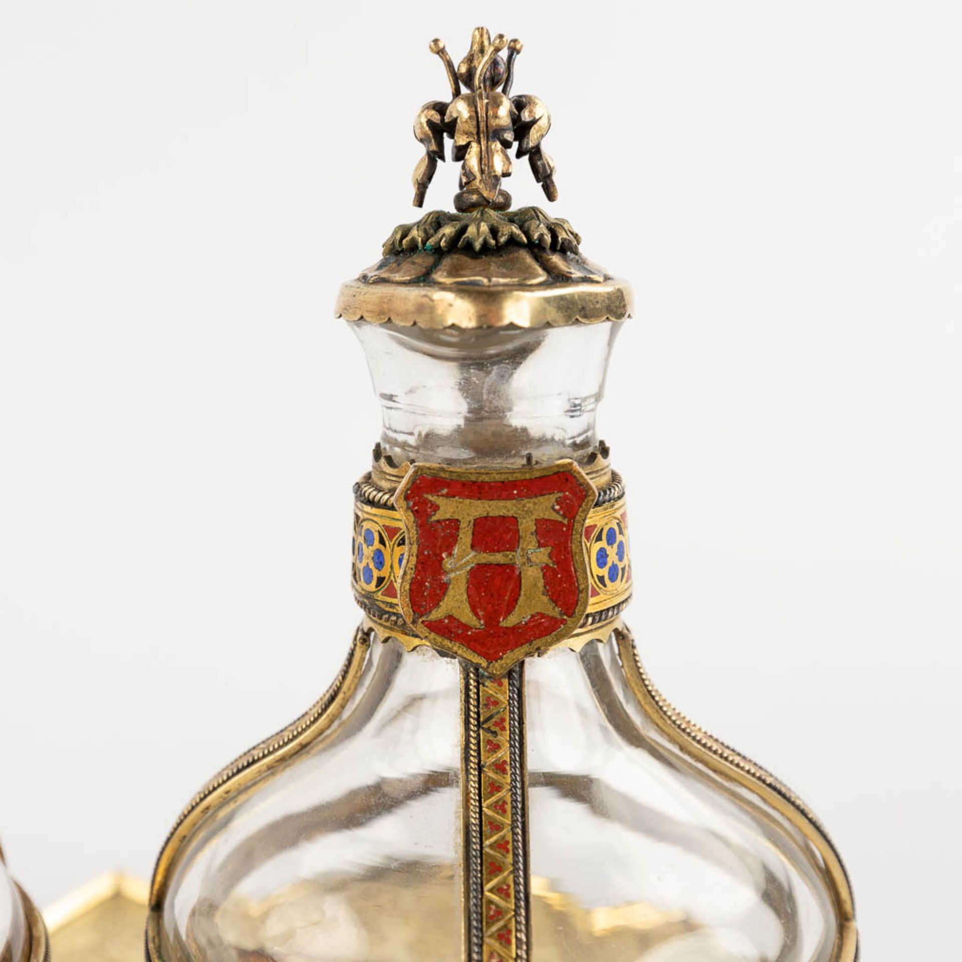 Bourdon-De Bruyne, a collection of wine and water cruets, gilt silver. Circa 1860. (D:21 x W:27,5 x - Image 20 of 23