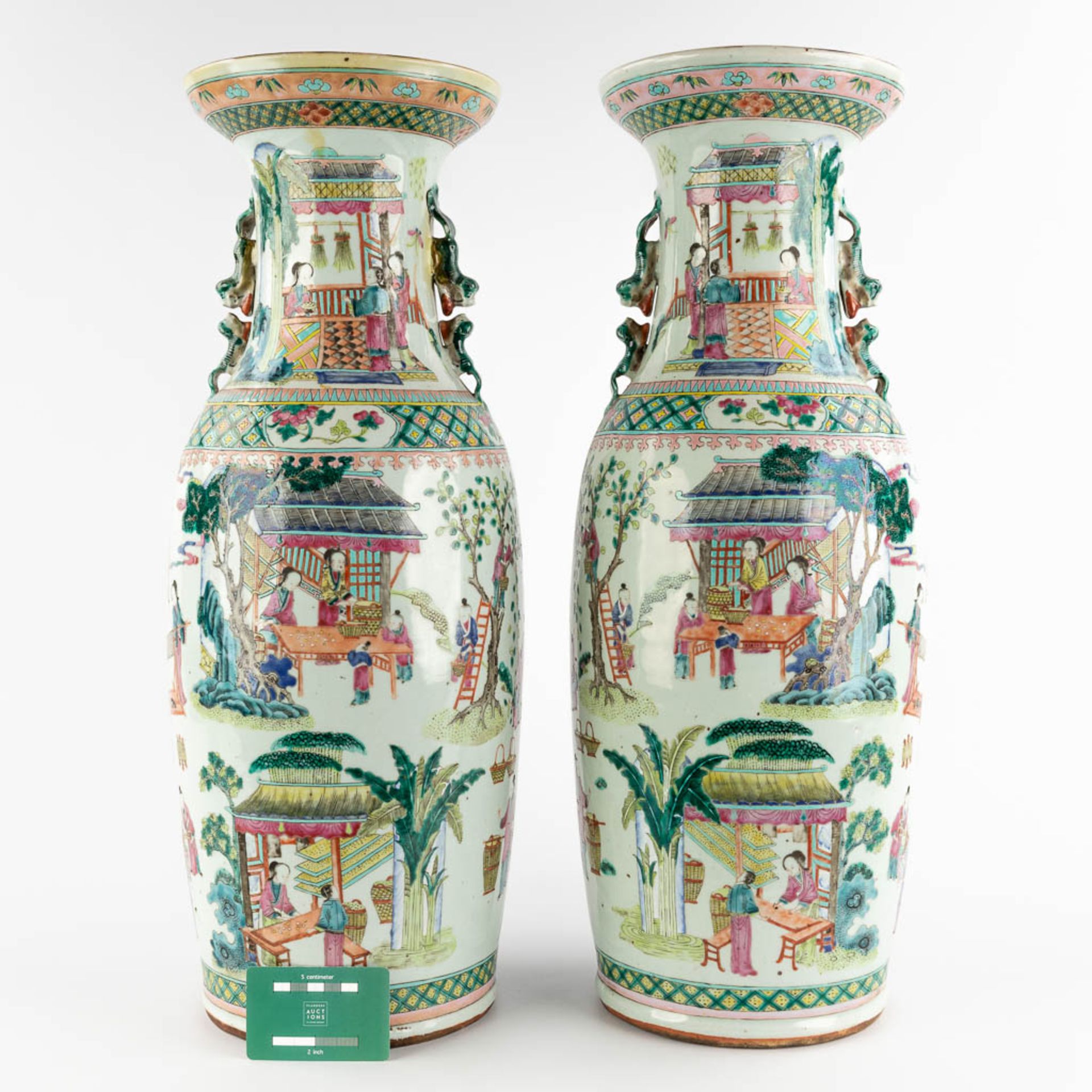 A pair of Chinese Famille Verte vases decorated with workers in the garden. 19th C. (H:59 x D:21 cm) - Bild 2 aus 14