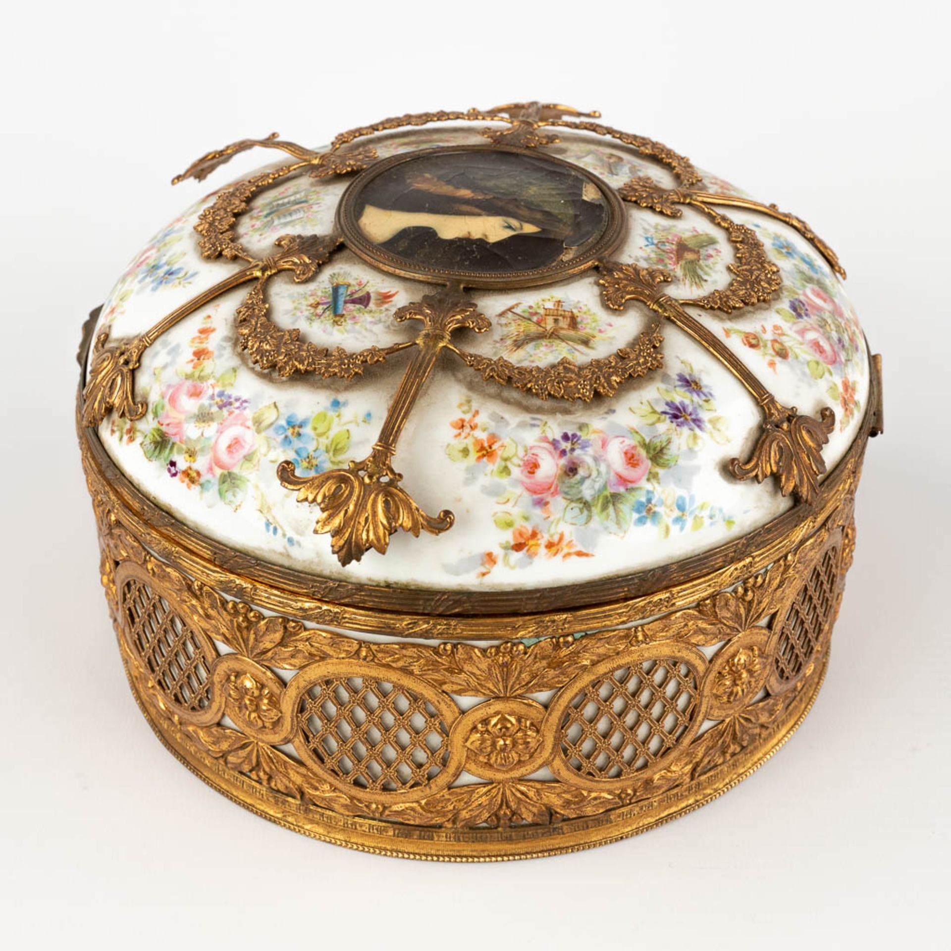 A porcelain Jewelry box, porcelain mounted with bronze. hand-painted flower decor. (H:12 x D:21 cm) - Image 5 of 12