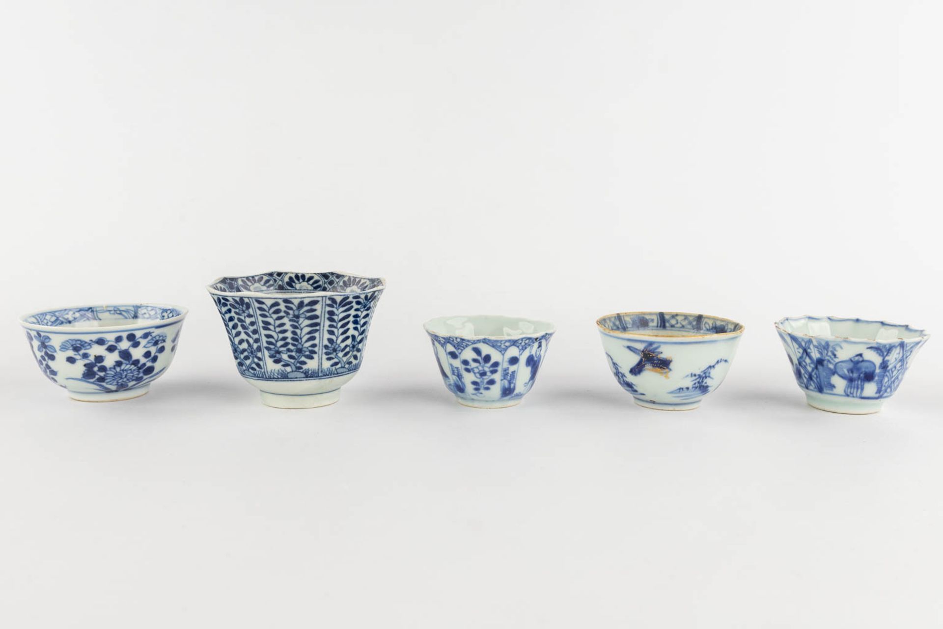 A small collection of porcelain items, Kangxi and Qianlong, blue-white, Chinese Imari. 18th/19th C.  - Bild 18 aus 22
