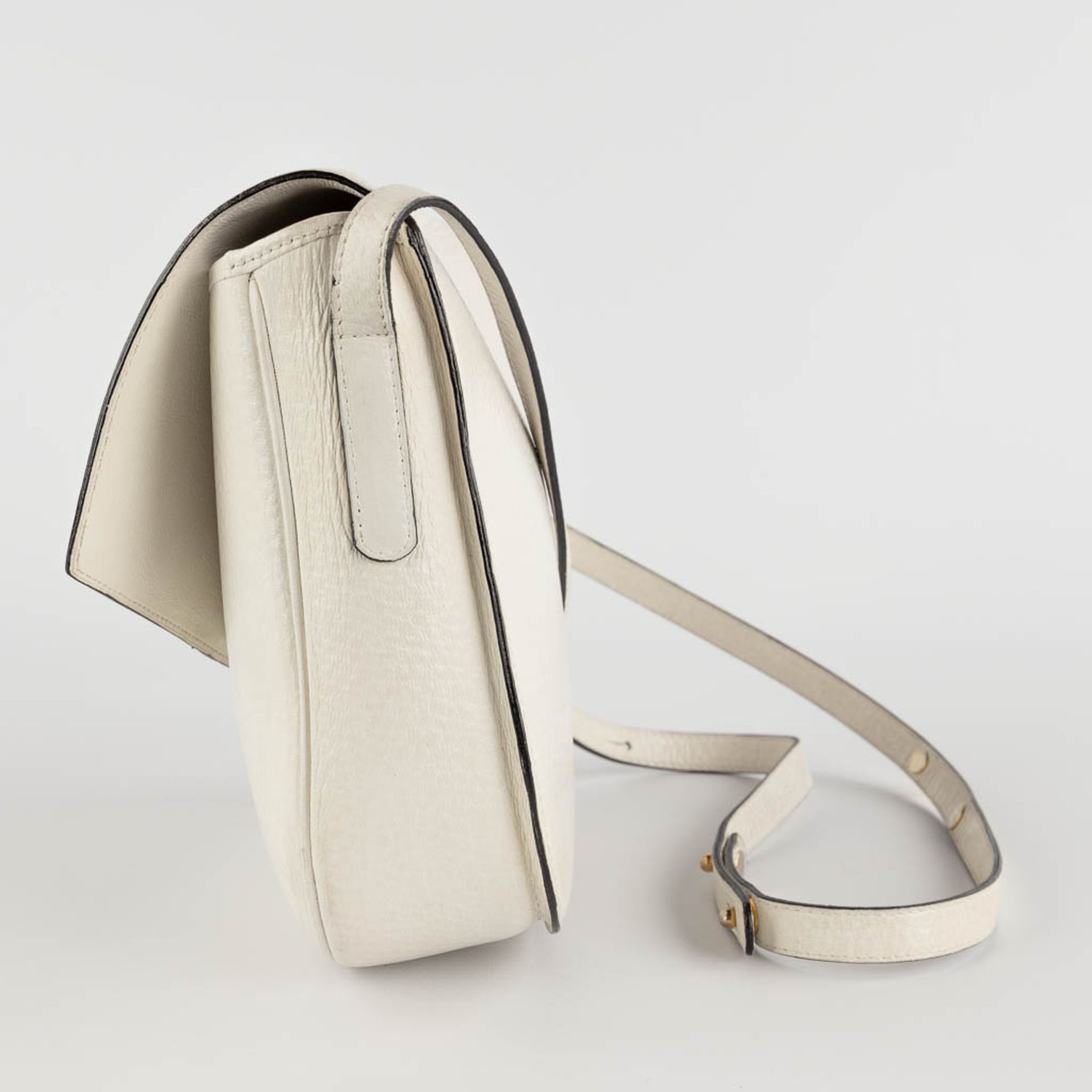 Delvaux, a cross body handbag, white leather. (W:22 x H:22 cm) - Image 4 of 17