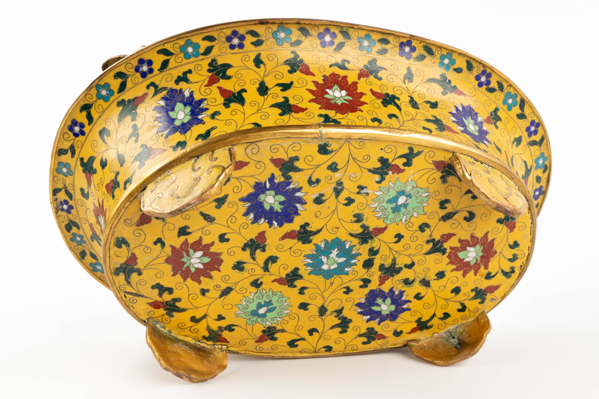 A Chinese cloisonné bronze bowl, mounted with dragons and finished with floral decor. (D:25,5 x W:36 - Image 8 of 13