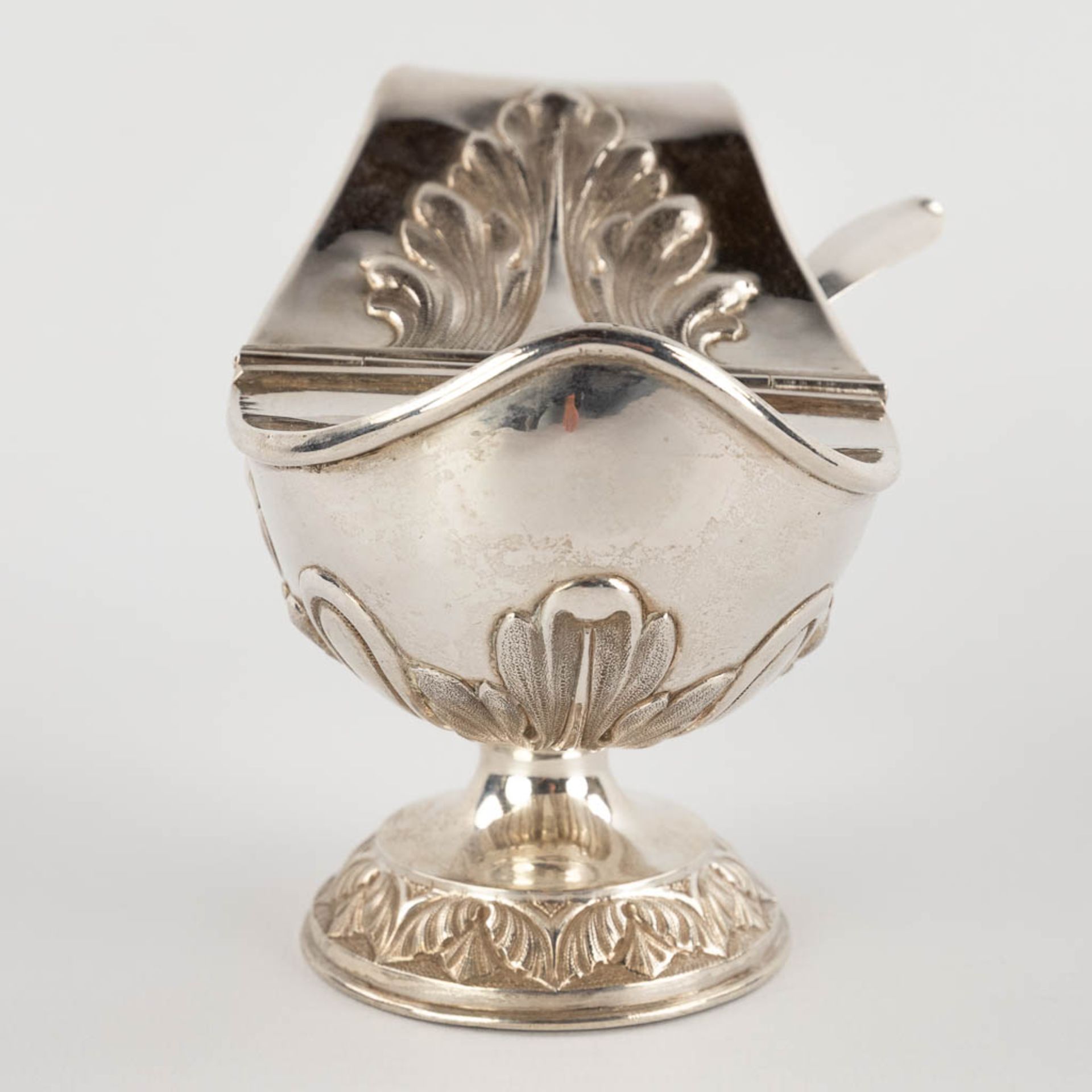 A silver incense burner, spoon, and incense boat, silver. 19th C. 1176g. (H:33 x D:15 cm) - Bild 9 aus 16