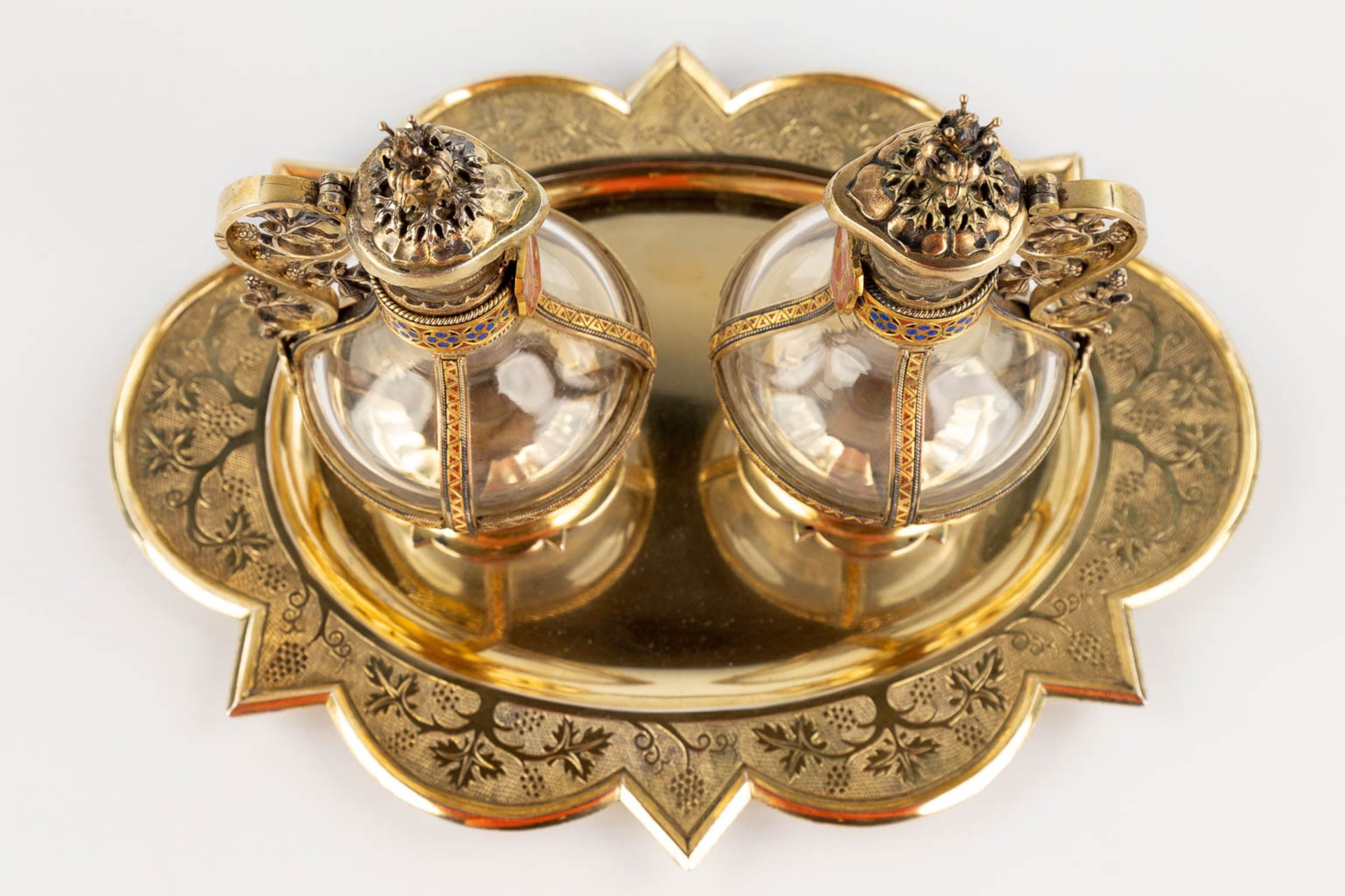 Bourdon-De Bruyne, a collection of wine and water cruets, gilt silver. Circa 1860. (D:21 x W:27,5 x - Image 16 of 23