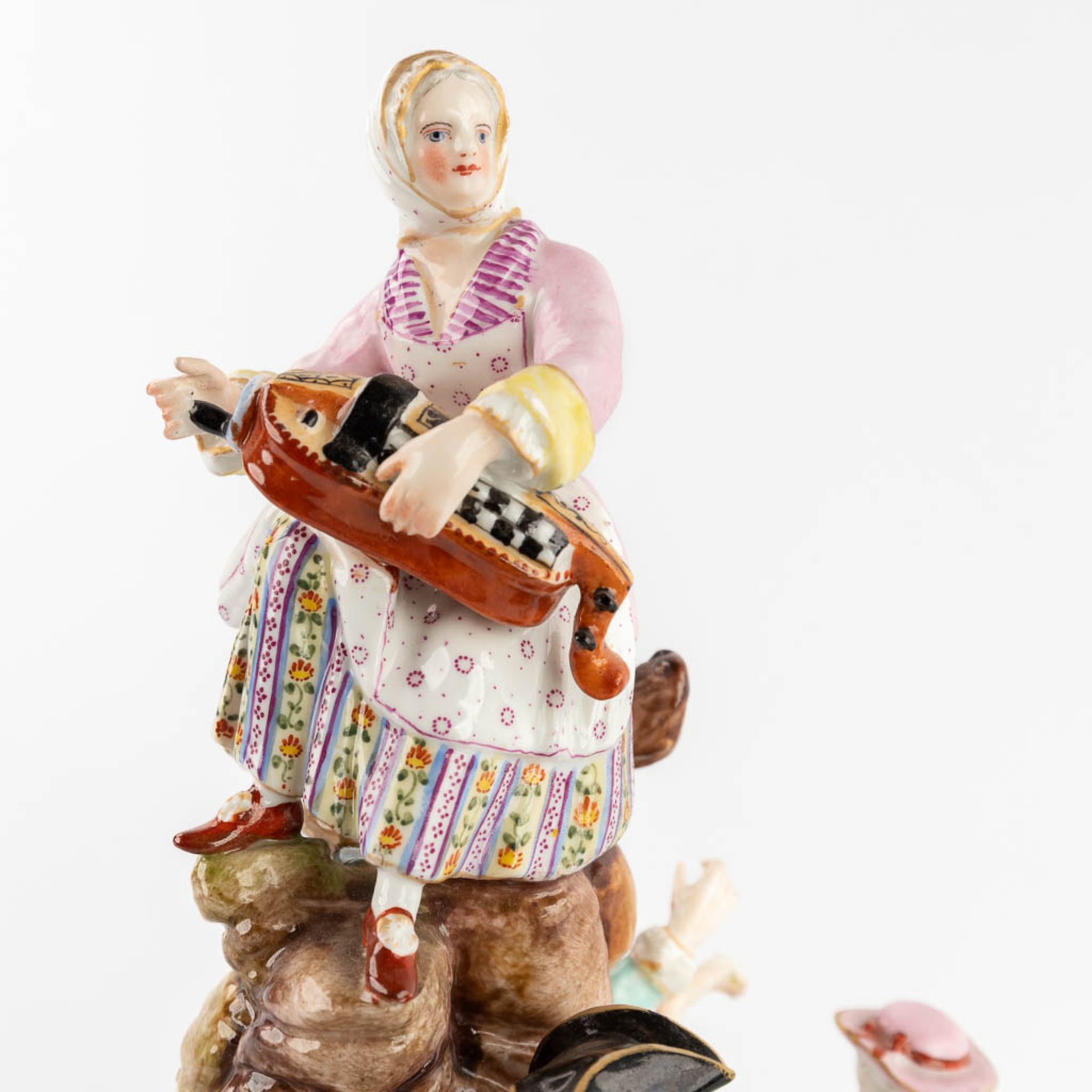 A large polychrome porcelain group with a 'Hurdy Gurdy'. 19th C. (D:22 x W:25 x H:34 cm) - Bild 7 aus 18