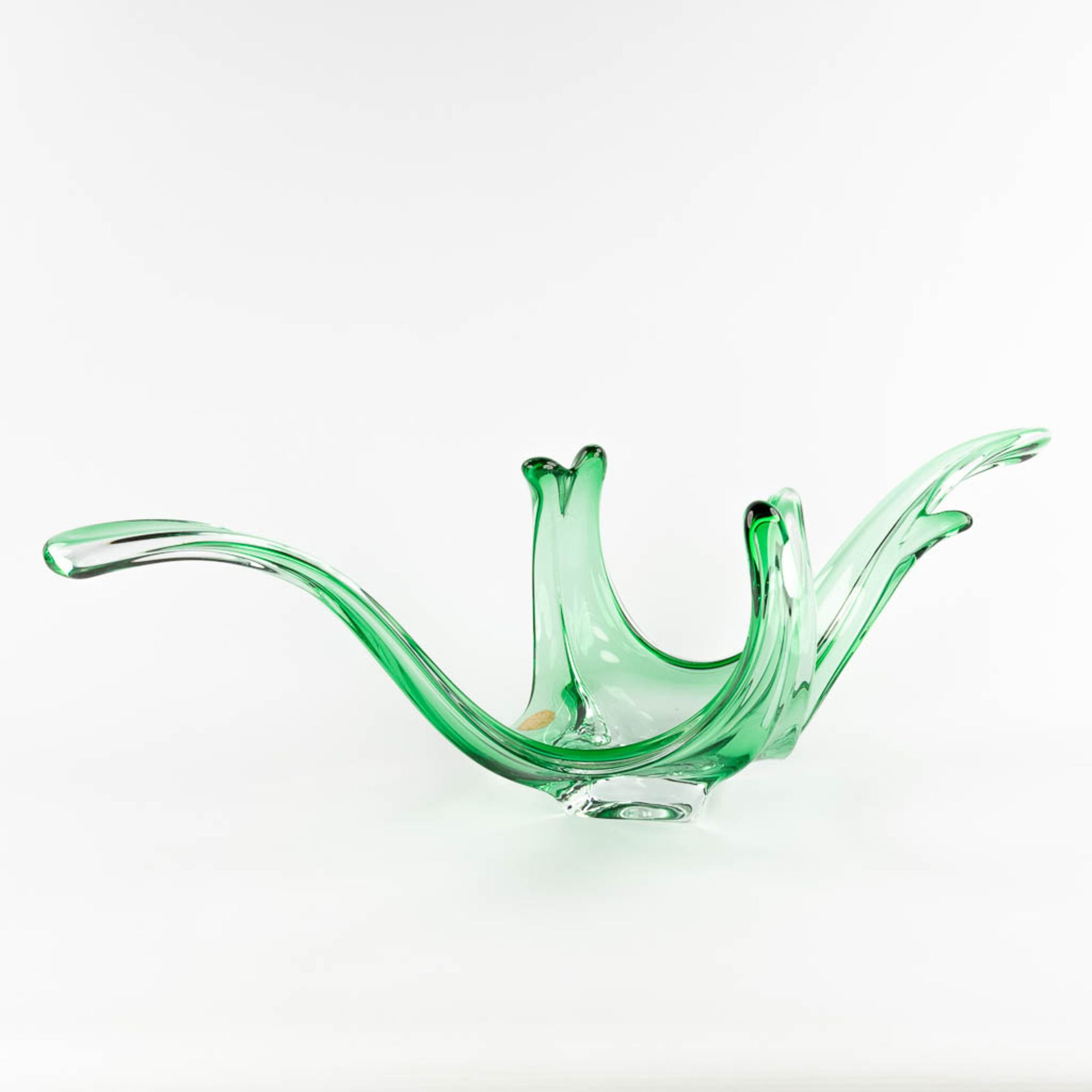 Artisanat Braine-Le-Comte, a large fruit bowl, green crystal, circa 1960. (D:27 x W:77 x H:23,5 cm)