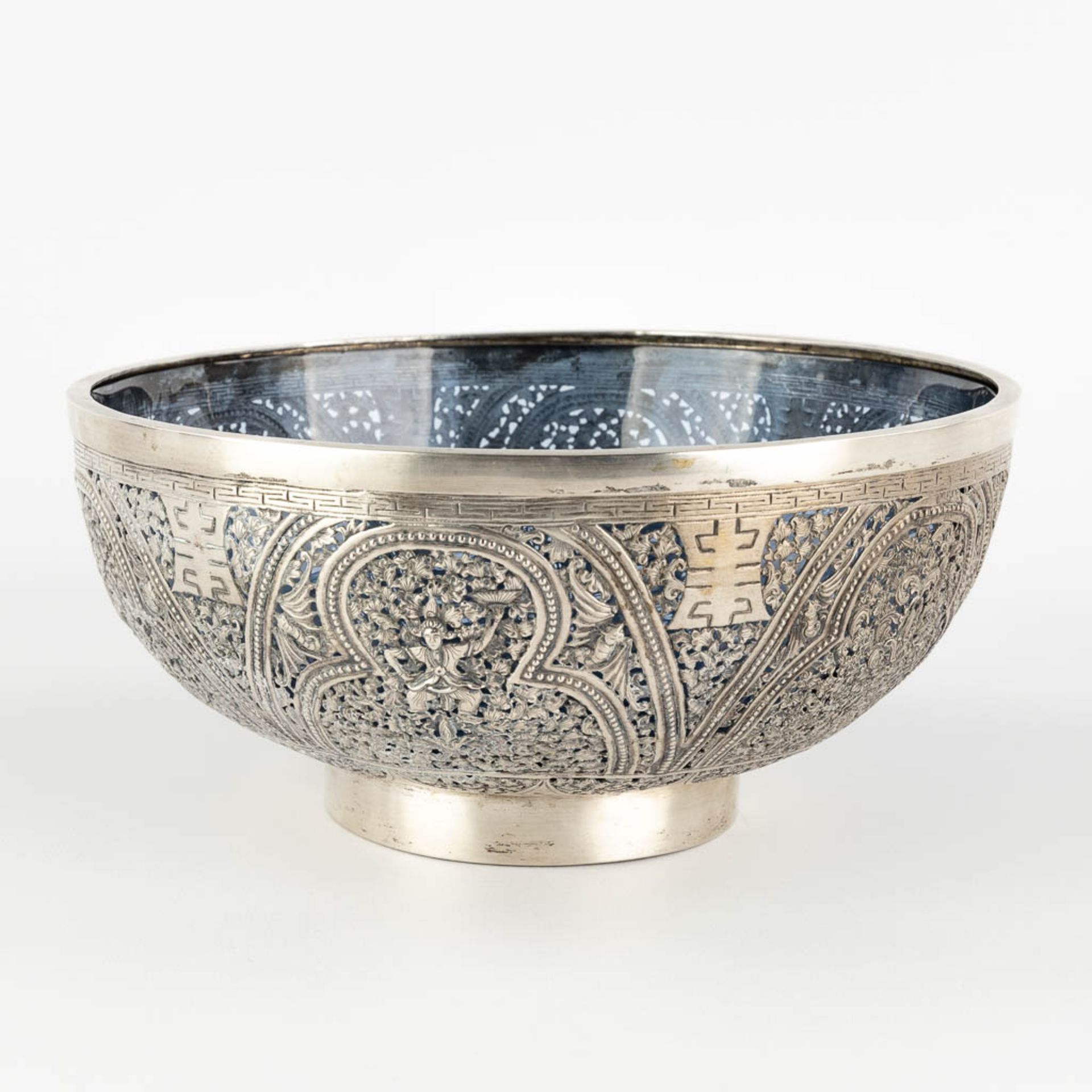 An Asian bowl, silver with a blue glass liner, decorated with bats and lotus flowers. 320g. (H:10 x - Image 5 of 10